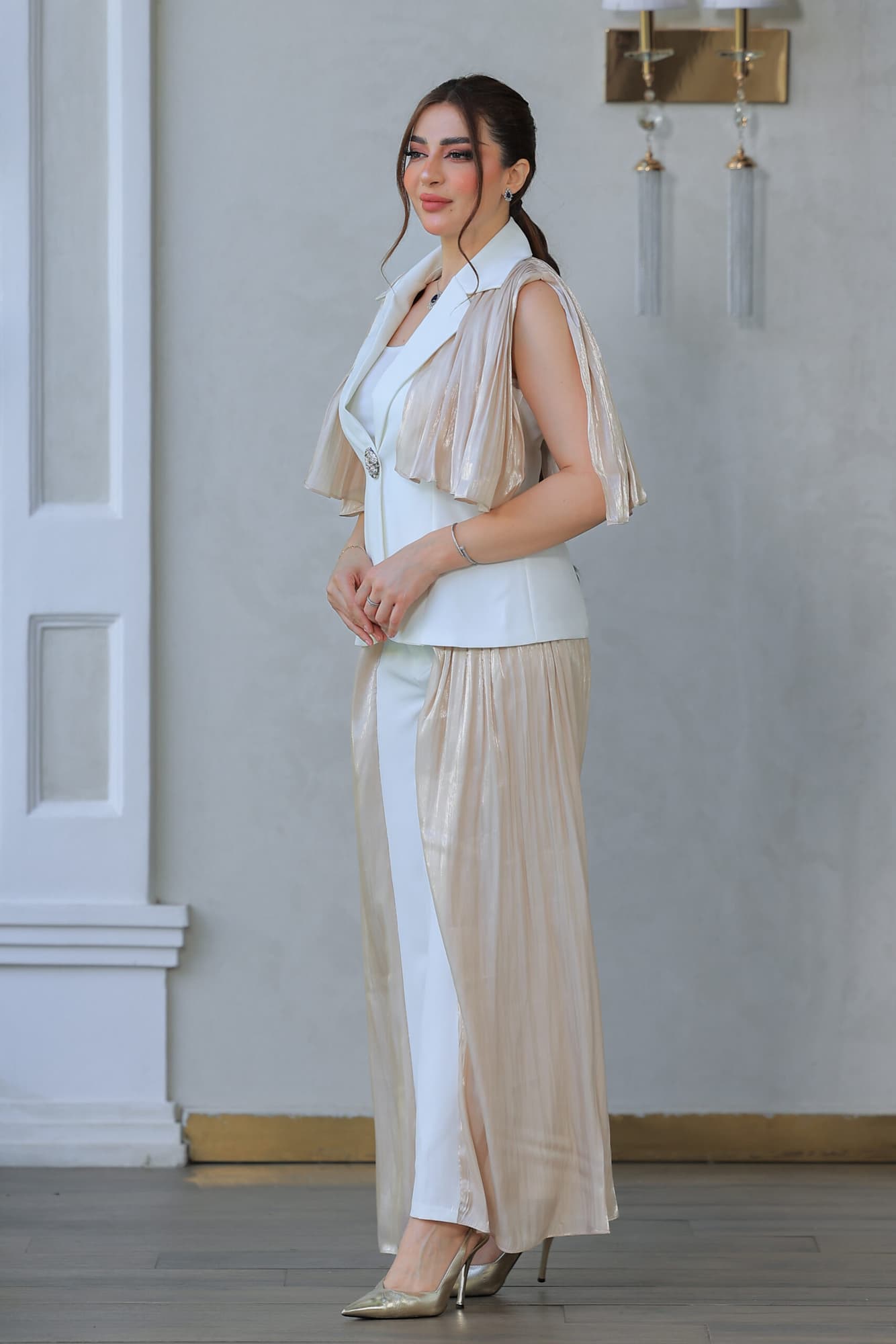 طقم فاخر بتصميم عصري يجمع بين الرقي والفخامة