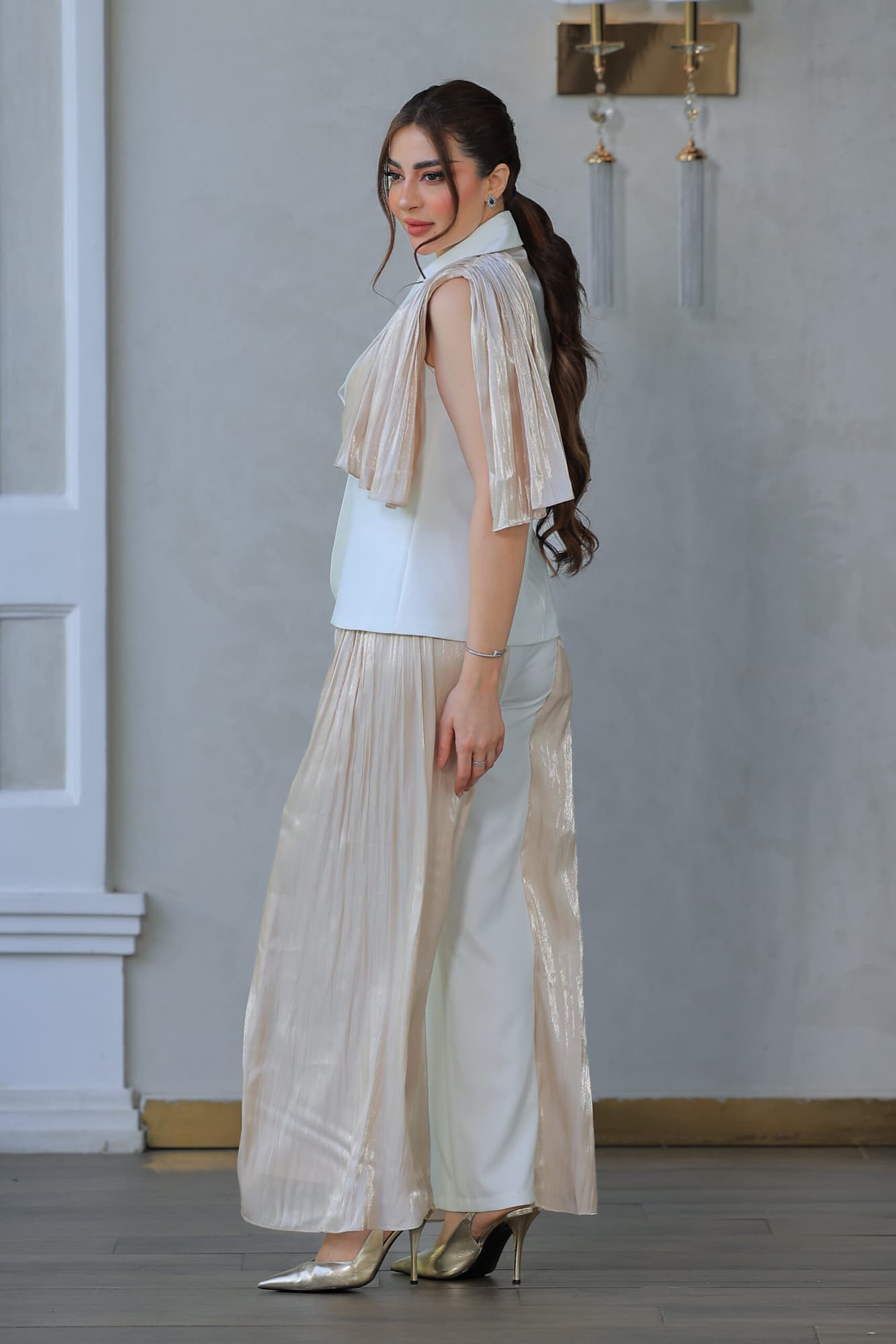 طقم فاخر بتصميم عصري يجمع بين الرقي والفخامة