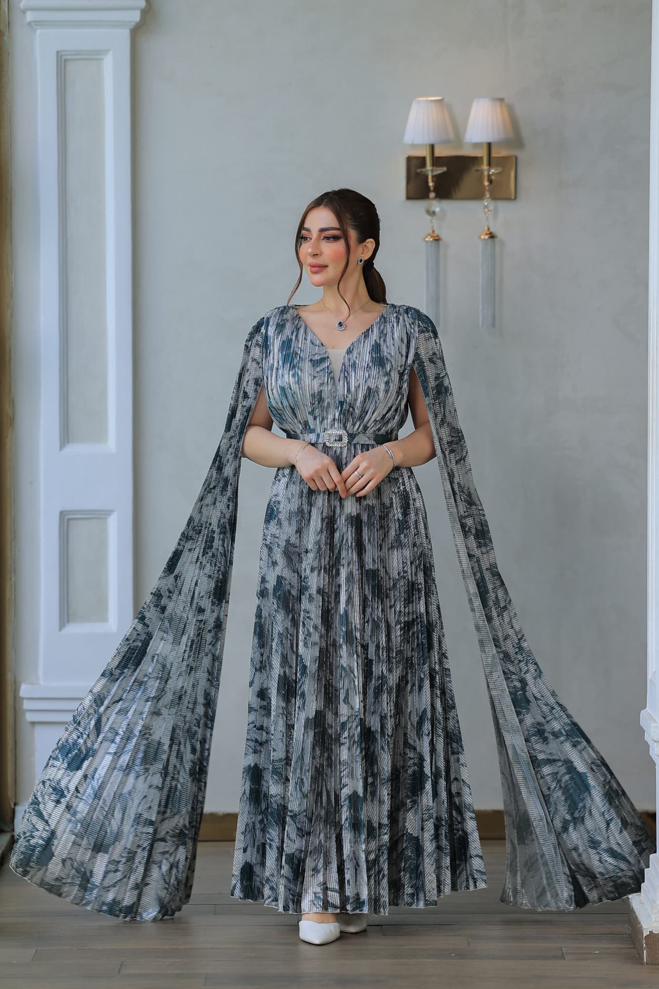 فستان أنيق يتميز بقصة انسيابية مع أكمام كيب