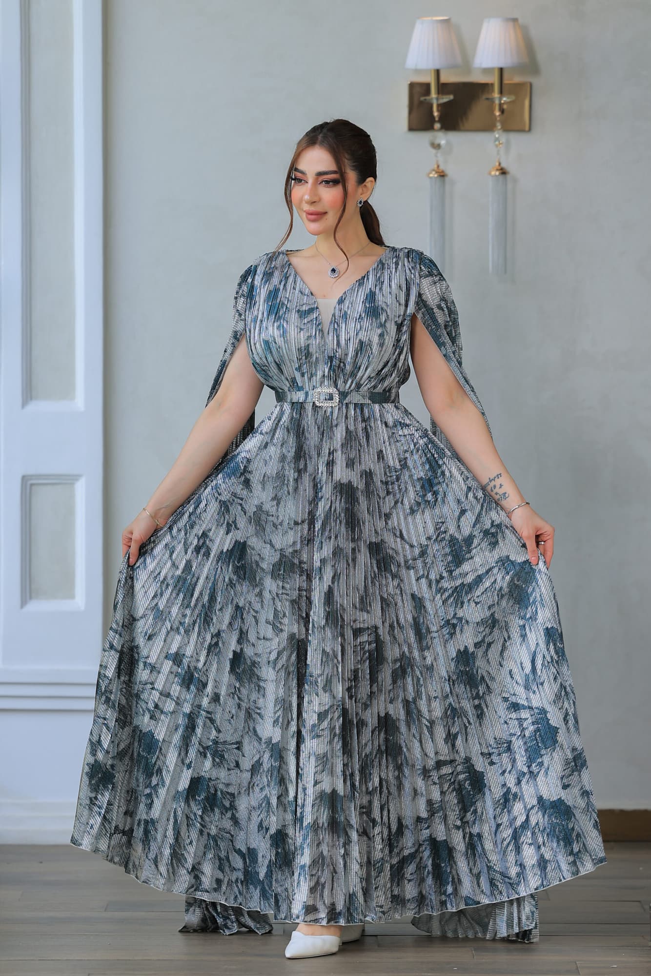 فستان أنيق يتميز بقصة انسيابية مع أكمام كيب