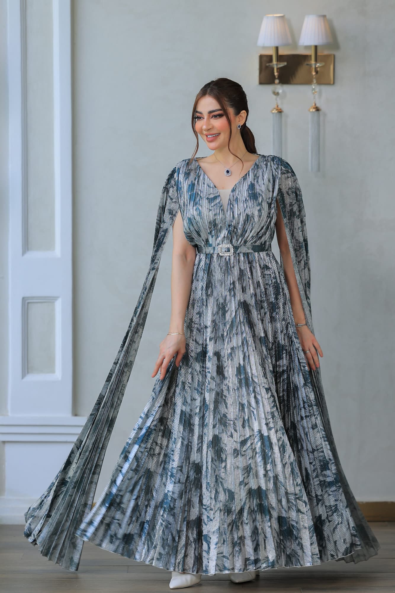 فستان أنيق يتميز بقصة انسيابية مع أكمام كيب