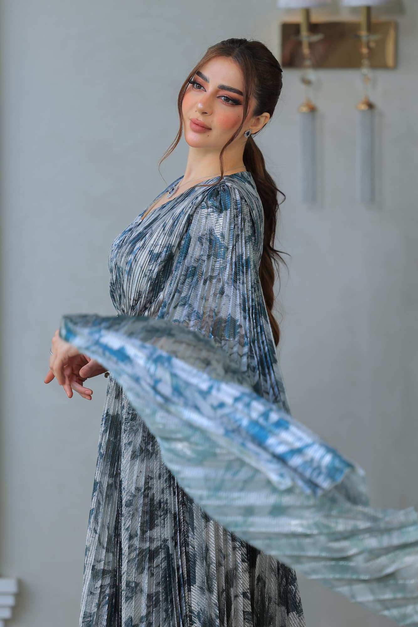 فستان أنيق يتميز بقصة انسيابية مع أكمام كيب