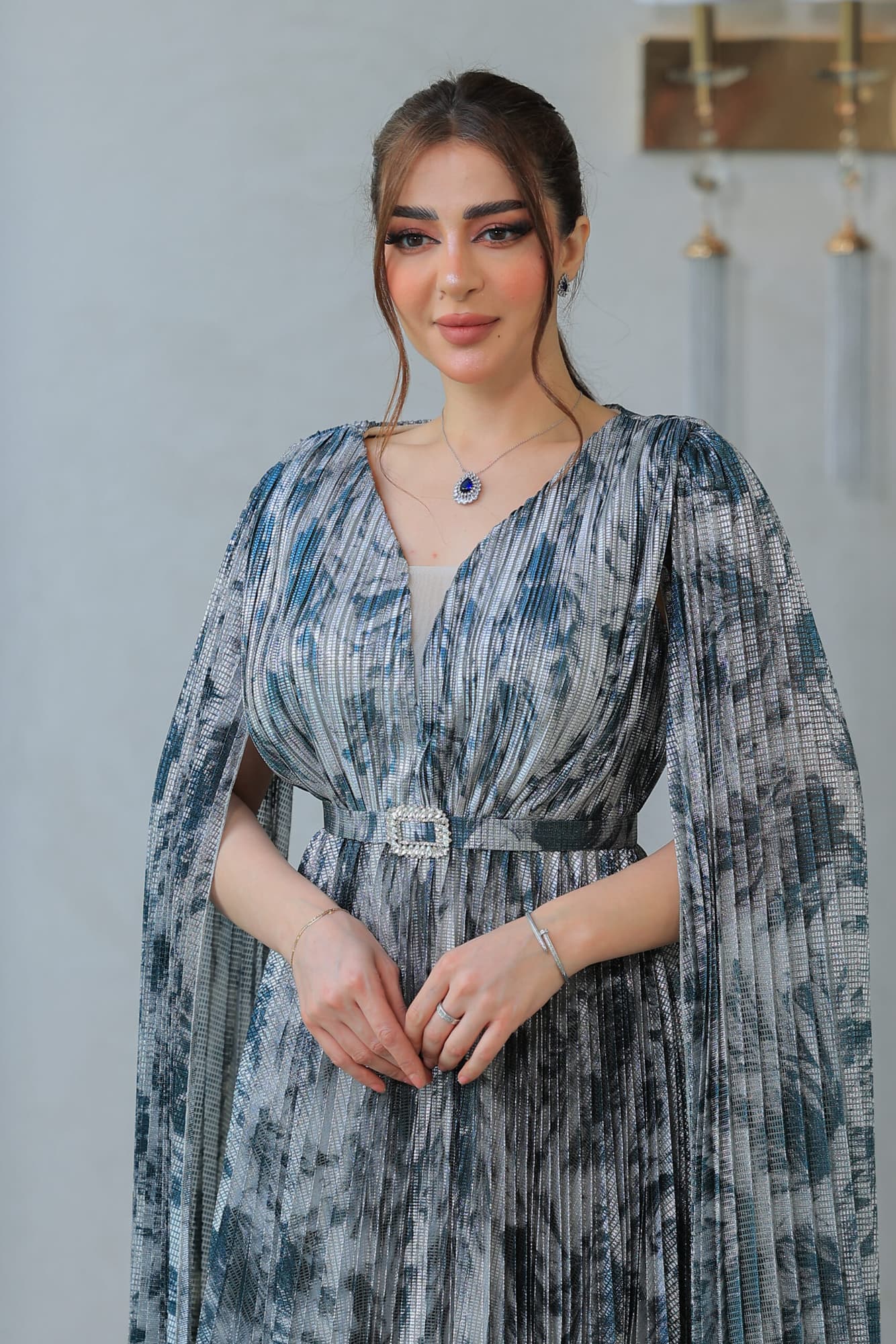 فستان أنيق يتميز بقصة انسيابية مع أكمام كيب