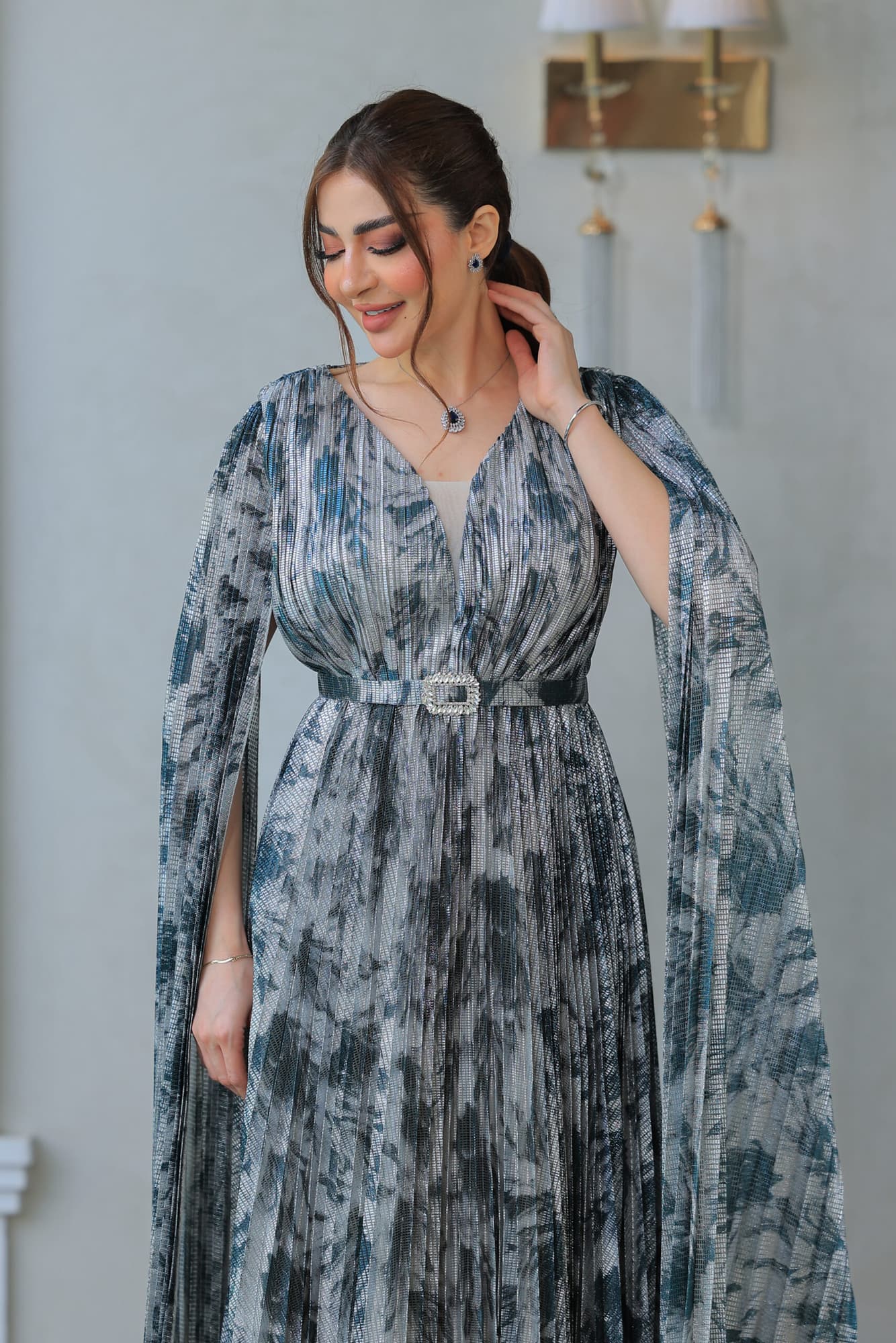 فستان أنيق يتميز بقصة انسيابية مع أكمام كيب