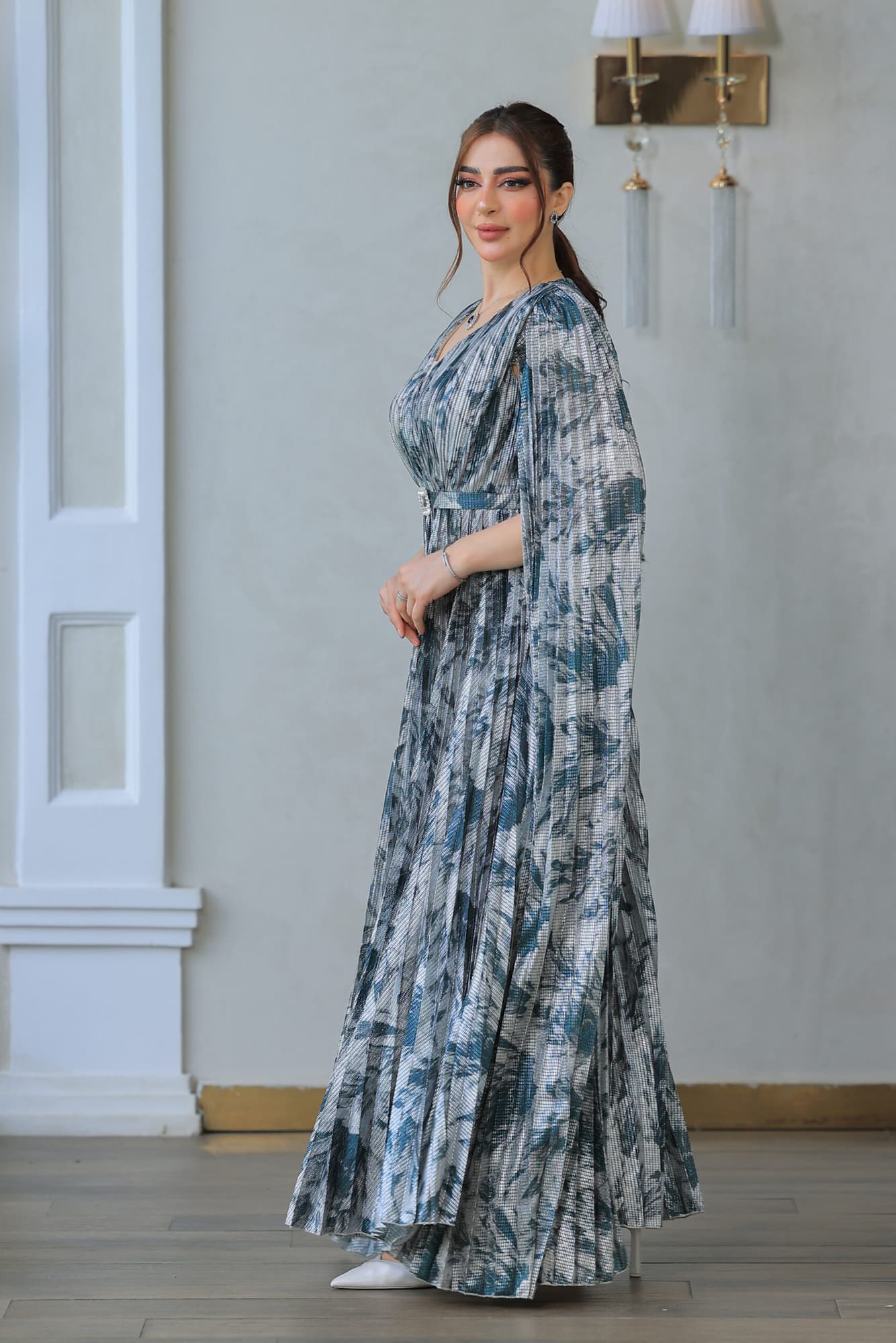 فستان أنيق يتميز بقصة انسيابية مع أكمام كيب