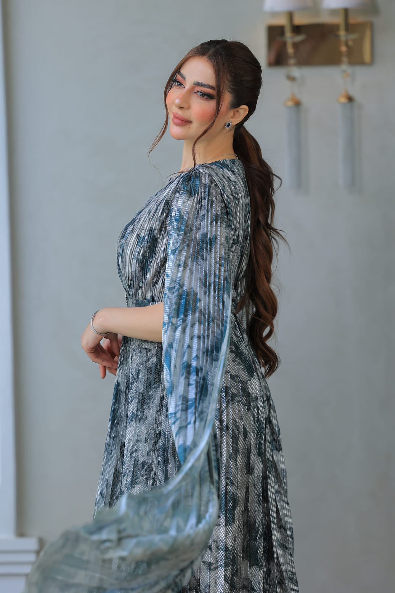 فستان أنيق يتميز بقصة انسيابية مع أكمام كيب