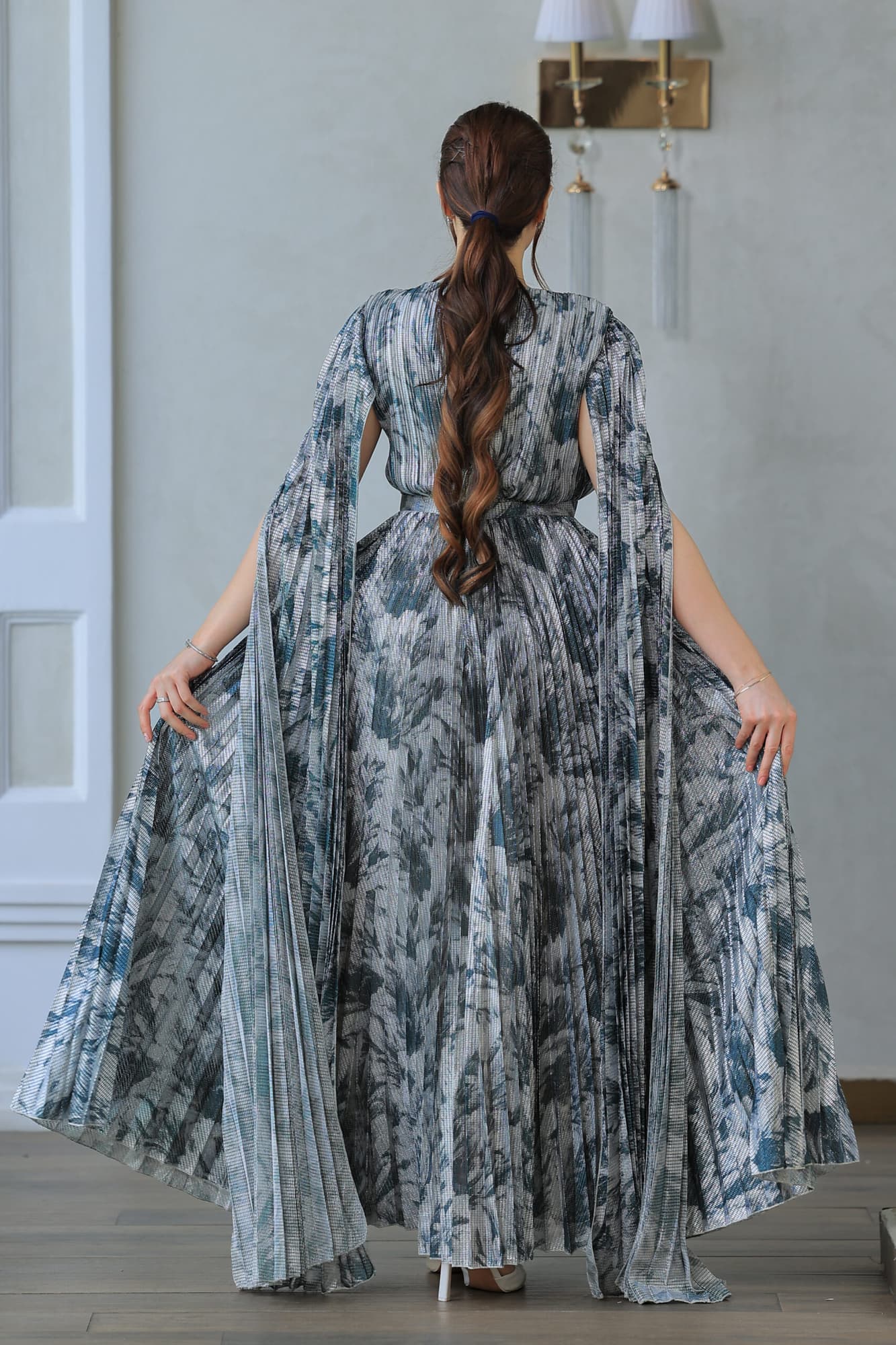 فستان أنيق يتميز بقصة انسيابية مع أكمام كيب