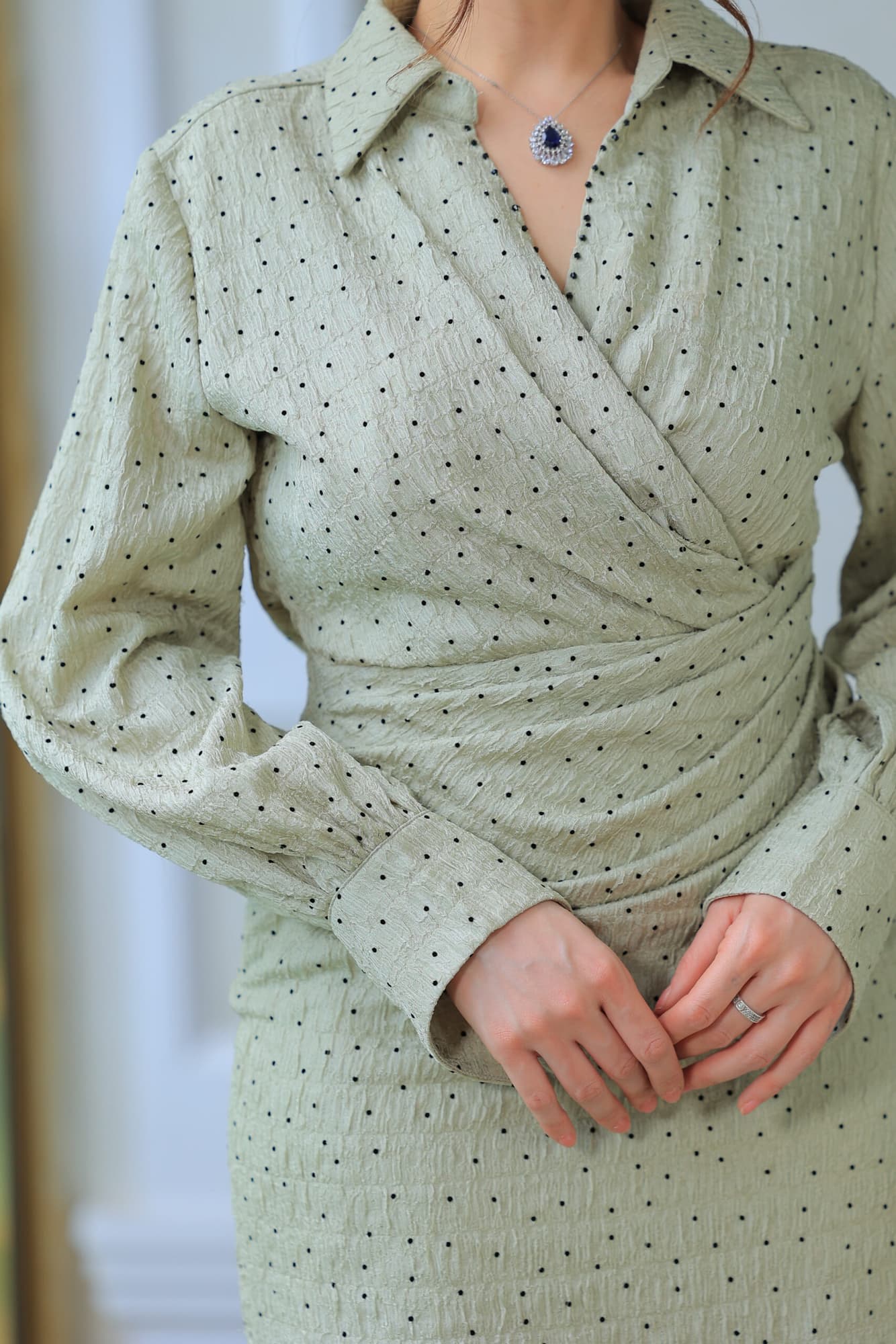 فستان أنيق يجمع بين الطابع الكلاسيكي واللمسة العصرية عشبي فاتح