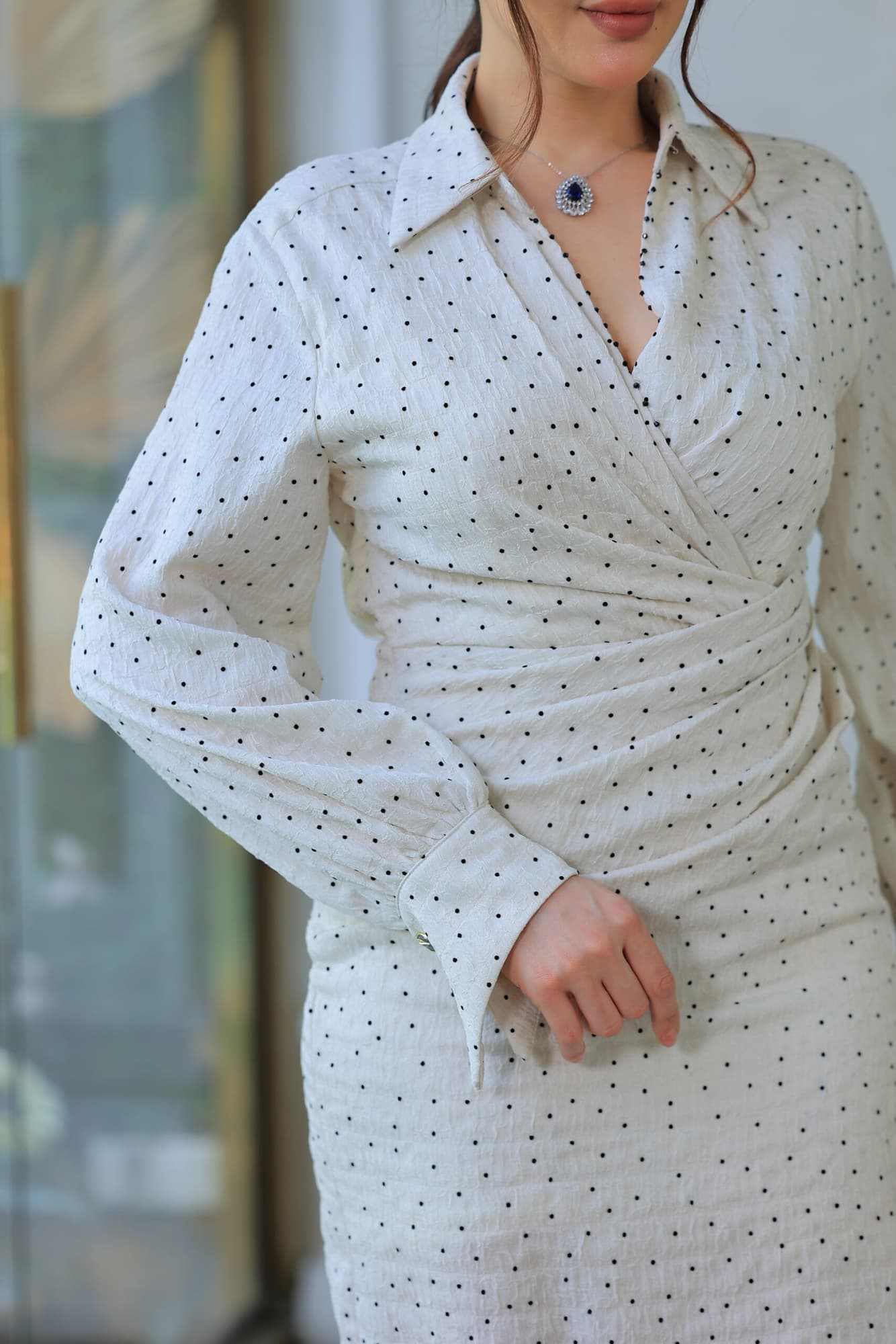 فستان أنيق يجمع بين الطابع الكلاسيكي واللمسة العصرية