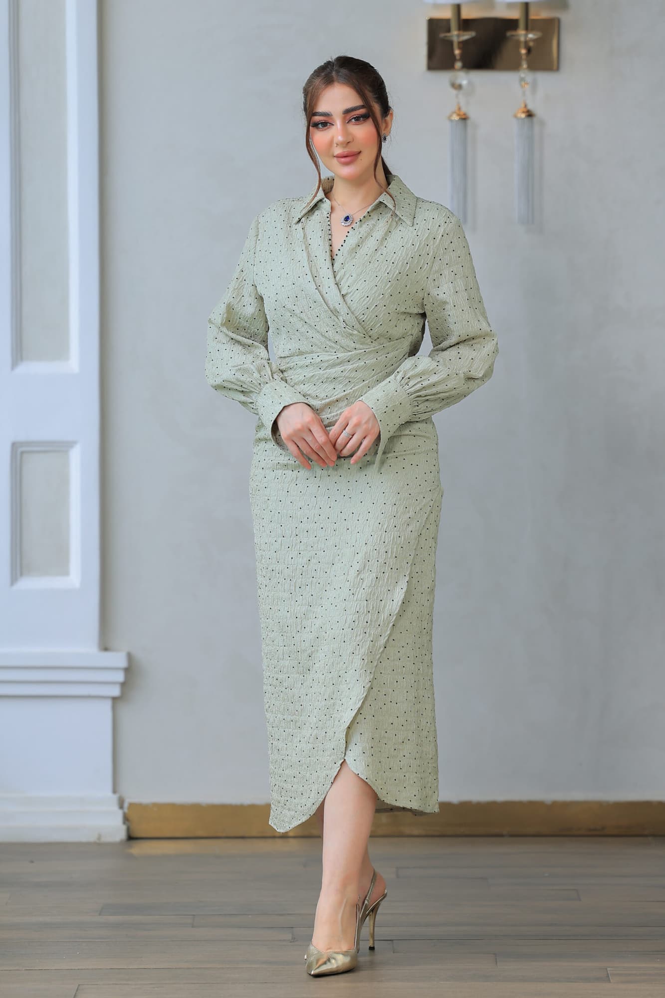 فستان أنيق يجمع بين الطابع الكلاسيكي واللمسة العصرية