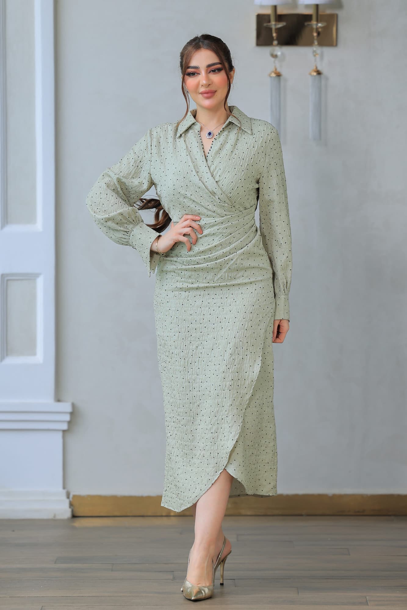 فستان أنيق يجمع بين الطابع الكلاسيكي واللمسة العصرية