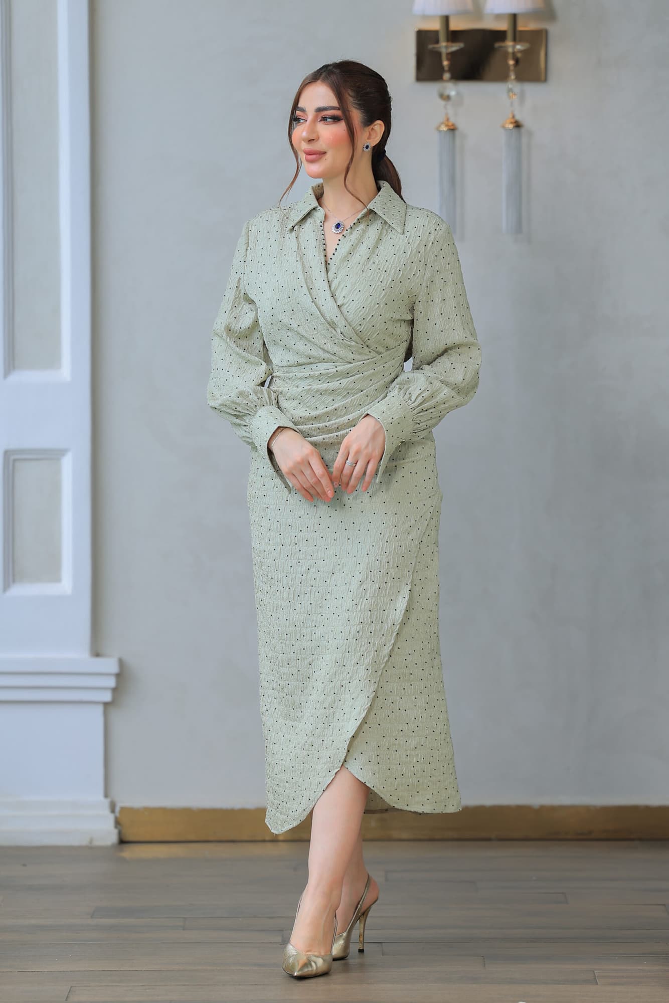 فستان أنيق يجمع بين الطابع الكلاسيكي واللمسة العصرية