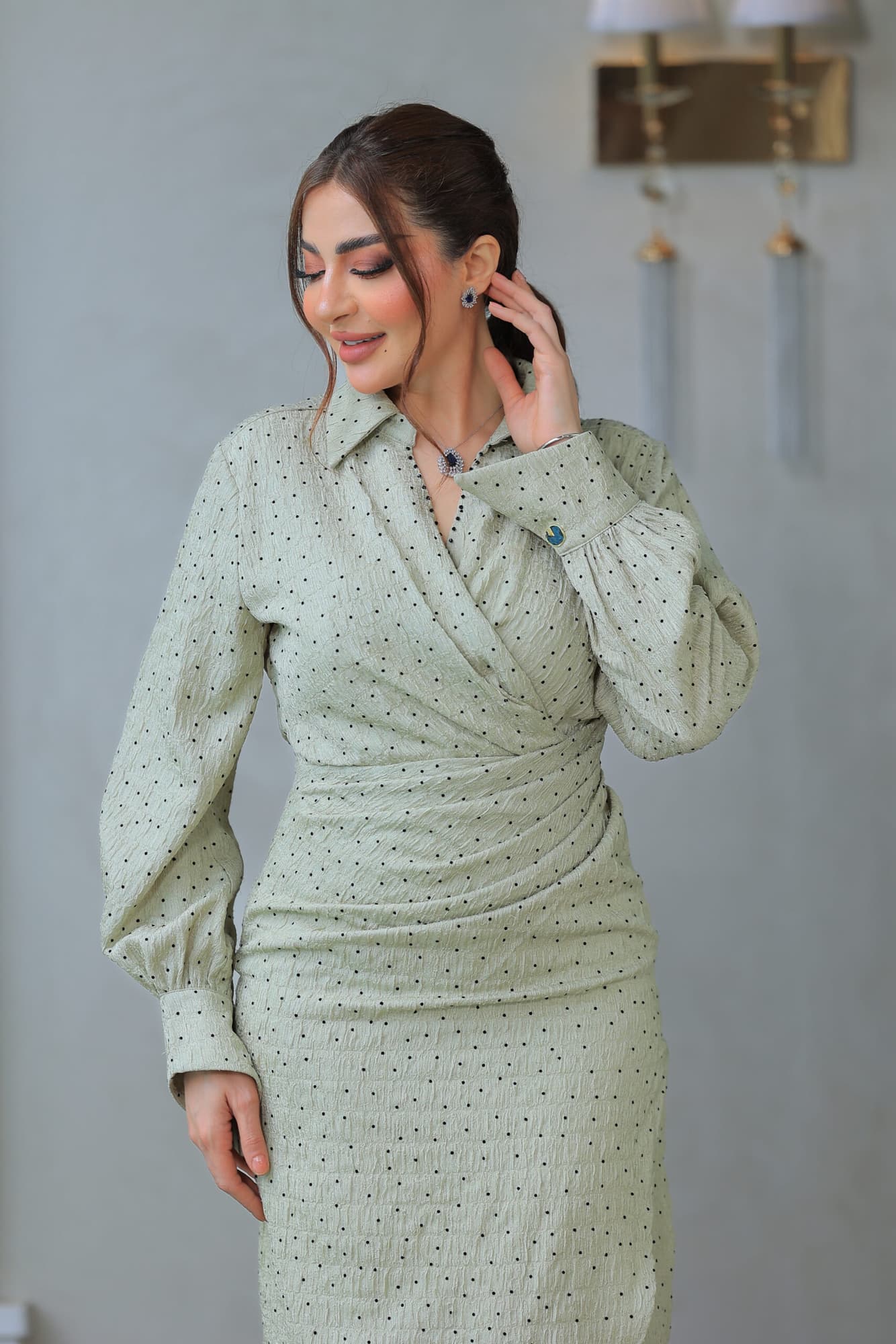 فستان أنيق يجمع بين الطابع الكلاسيكي واللمسة العصرية