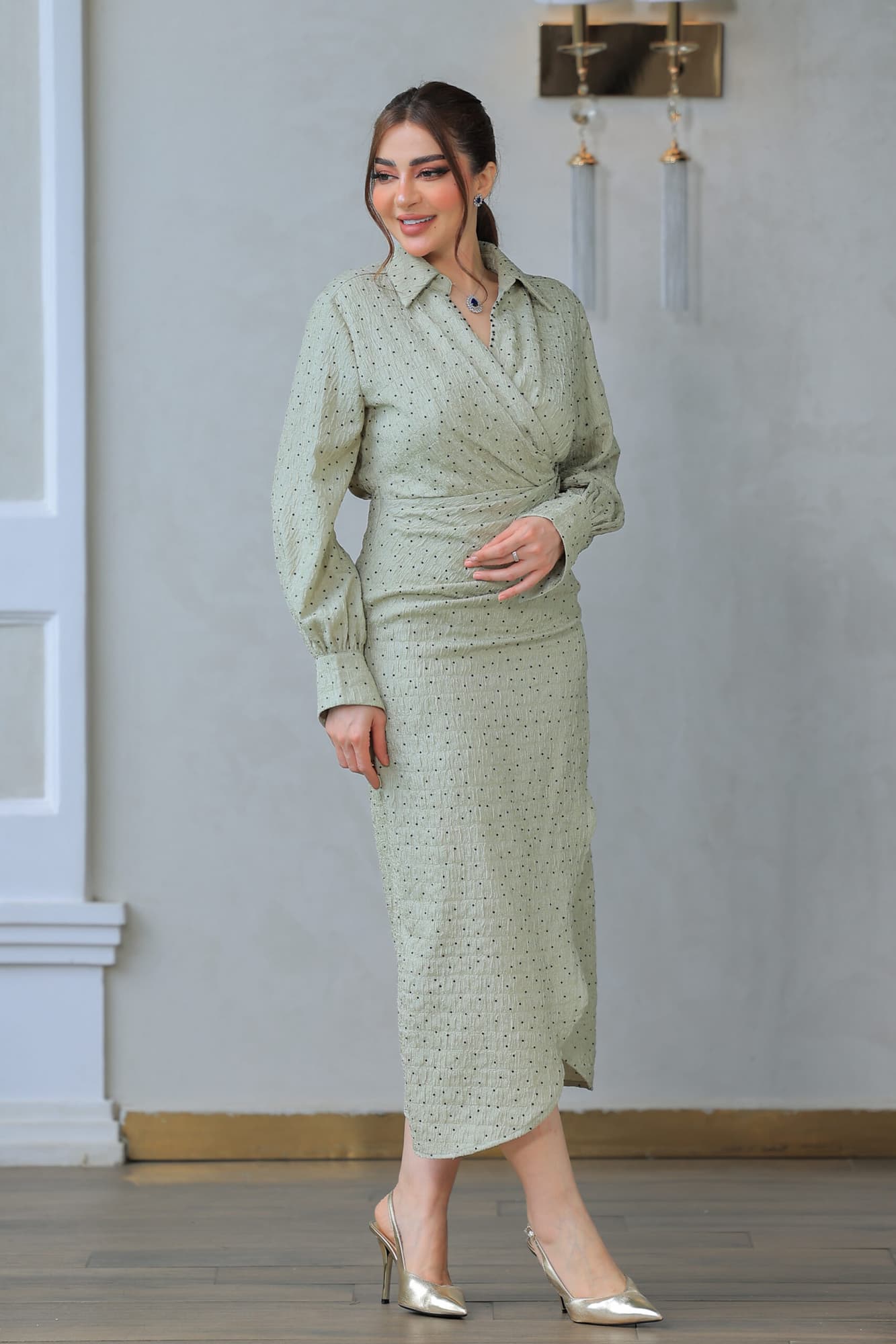 فستان أنيق يجمع بين الطابع الكلاسيكي واللمسة العصرية