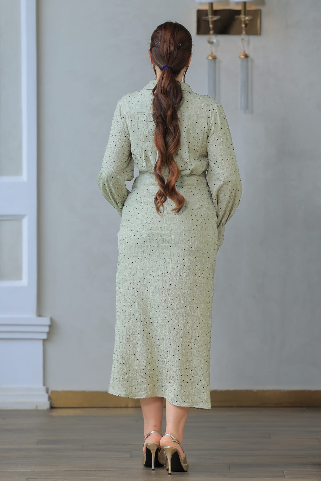 فستان أنيق يجمع بين الطابع الكلاسيكي واللمسة العصرية