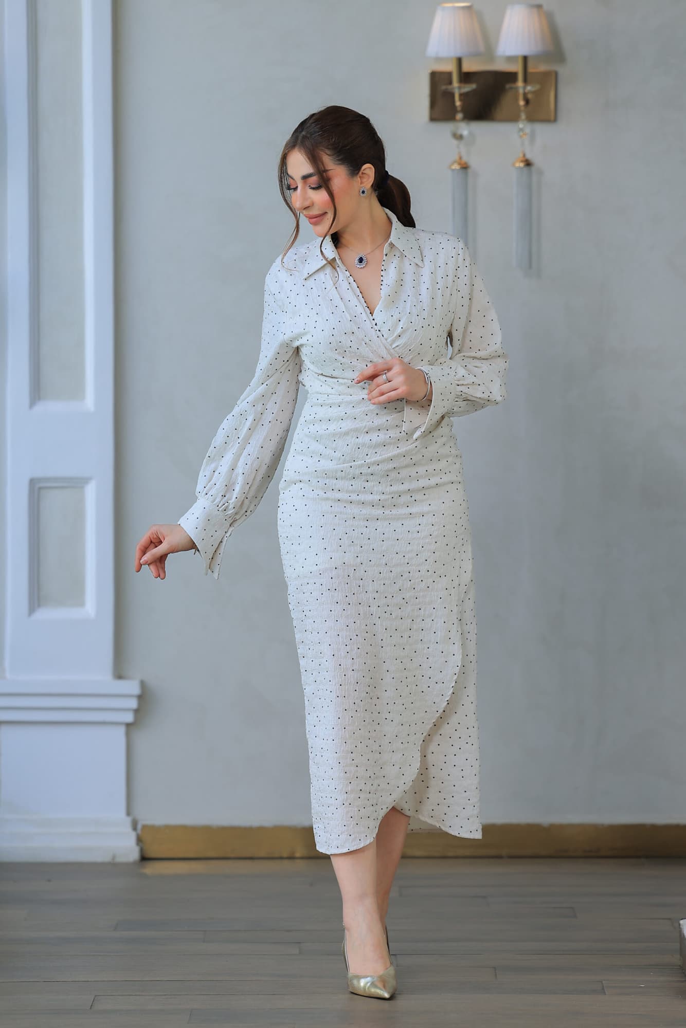 فستان أنيق يجمع بين الطابع الكلاسيكي واللمسة العصرية