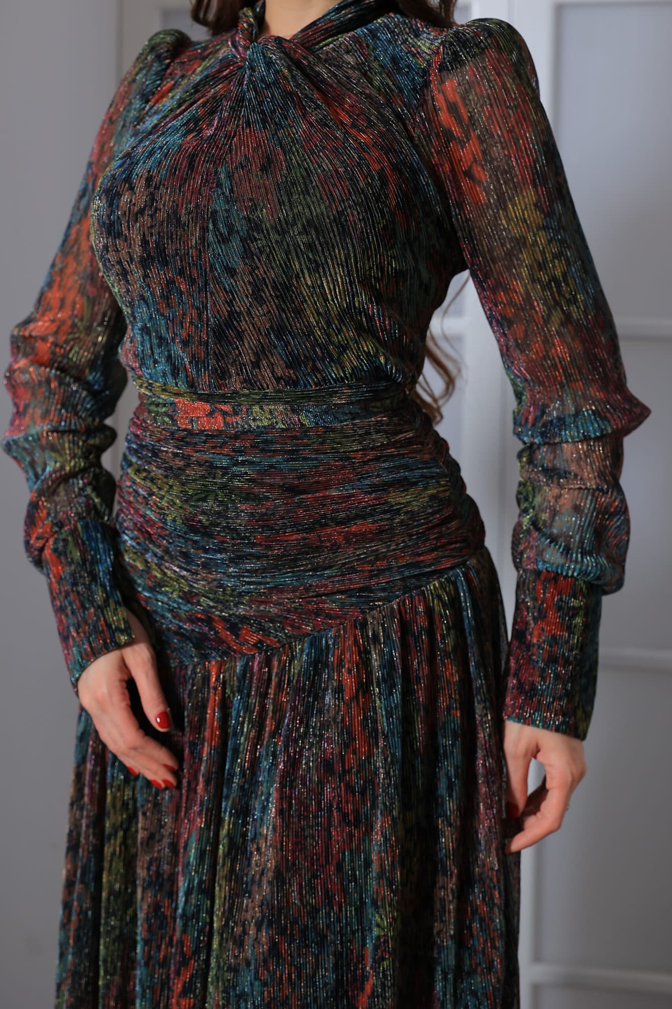 فستان طويل أنيق مصنوع من قماش لامع اسود