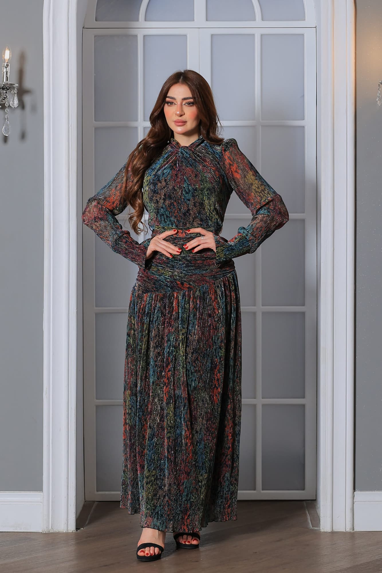 فستان طويل أنيق مصنوع من قماش لامع