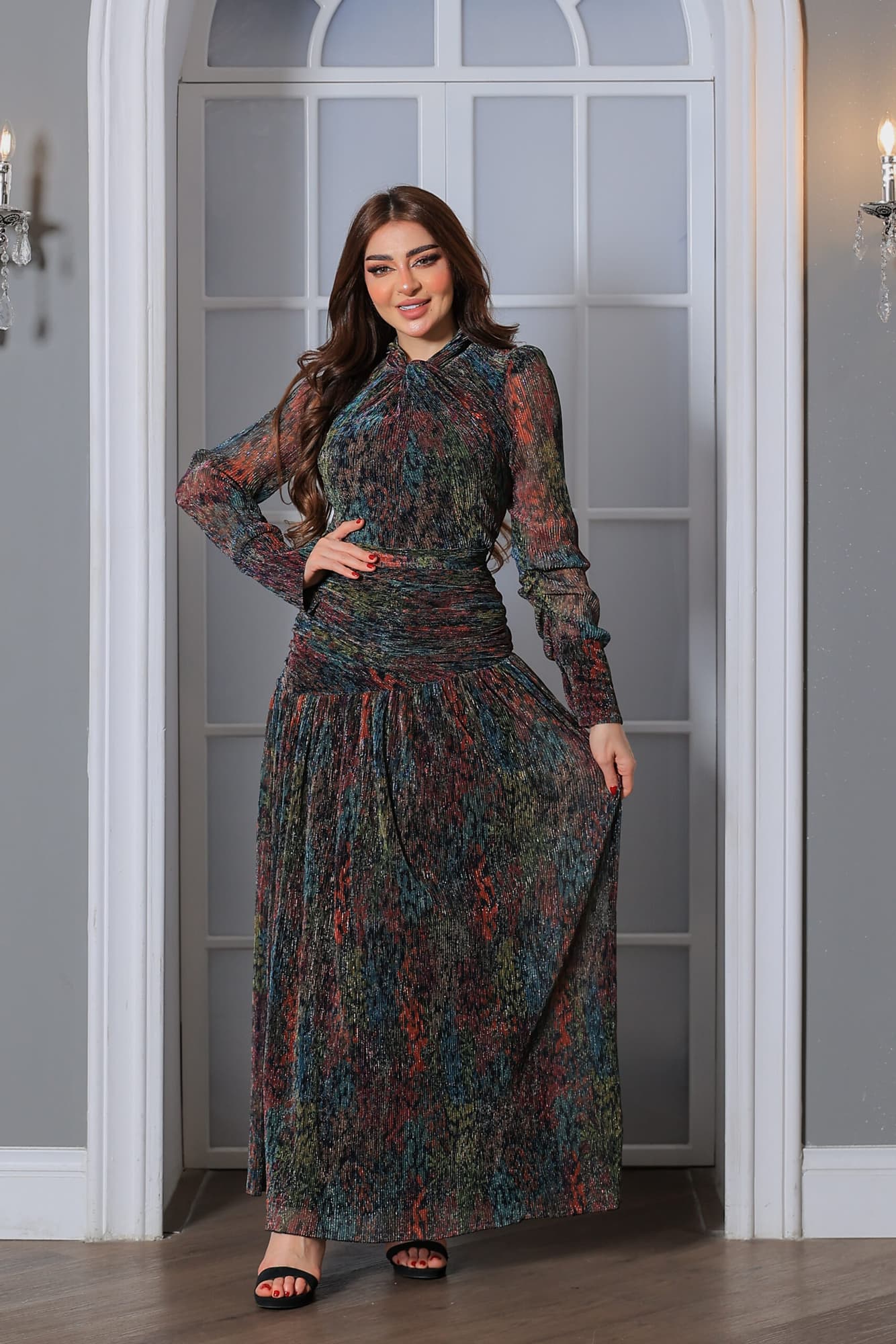 فستان طويل أنيق مصنوع من قماش لامع