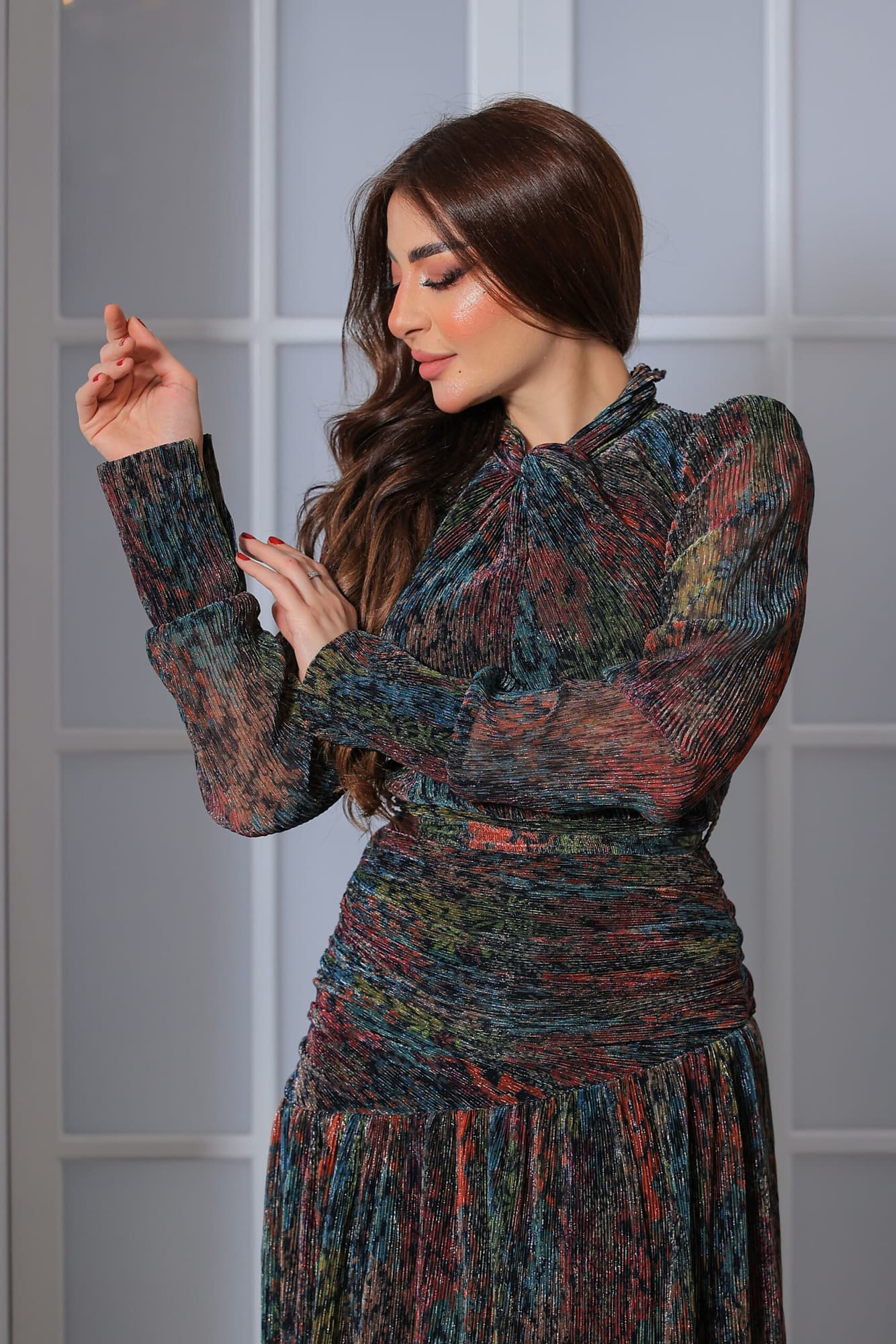 فستان طويل أنيق مصنوع من قماش لامع