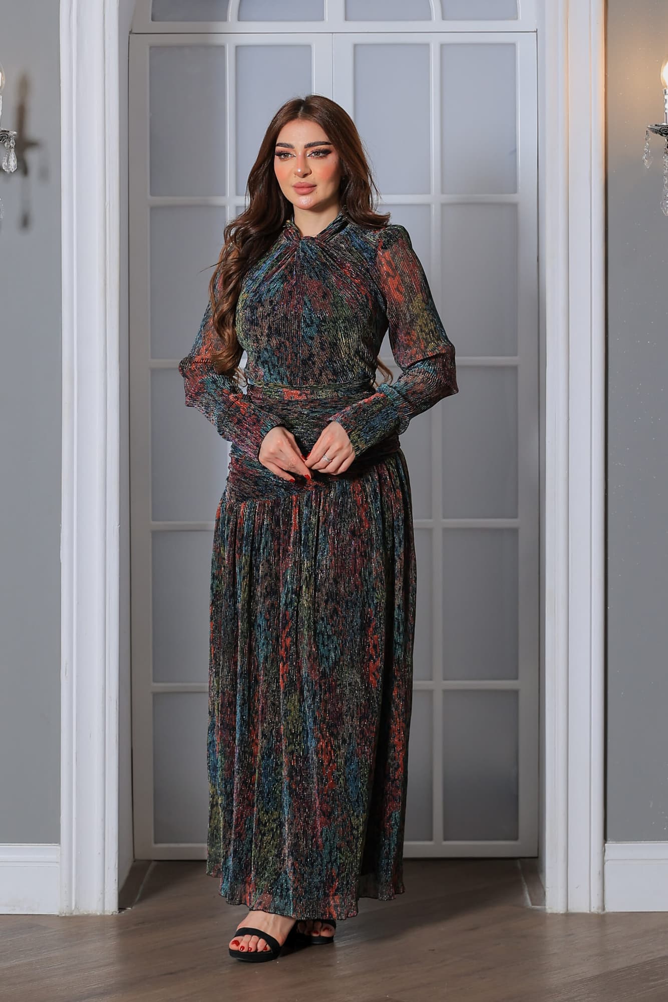 فستان طويل أنيق مصنوع من قماش لامع