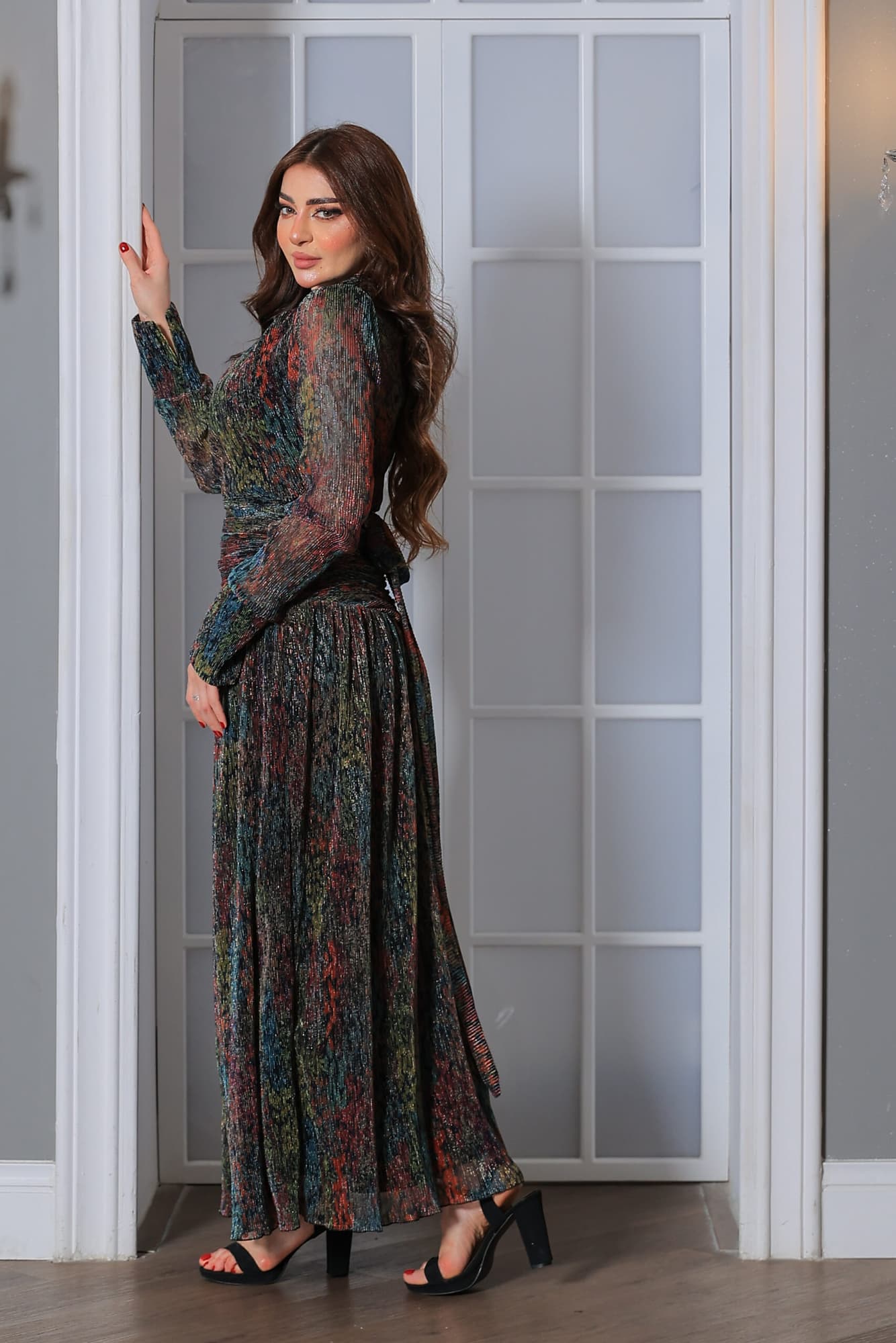 فستان طويل أنيق مصنوع من قماش لامع