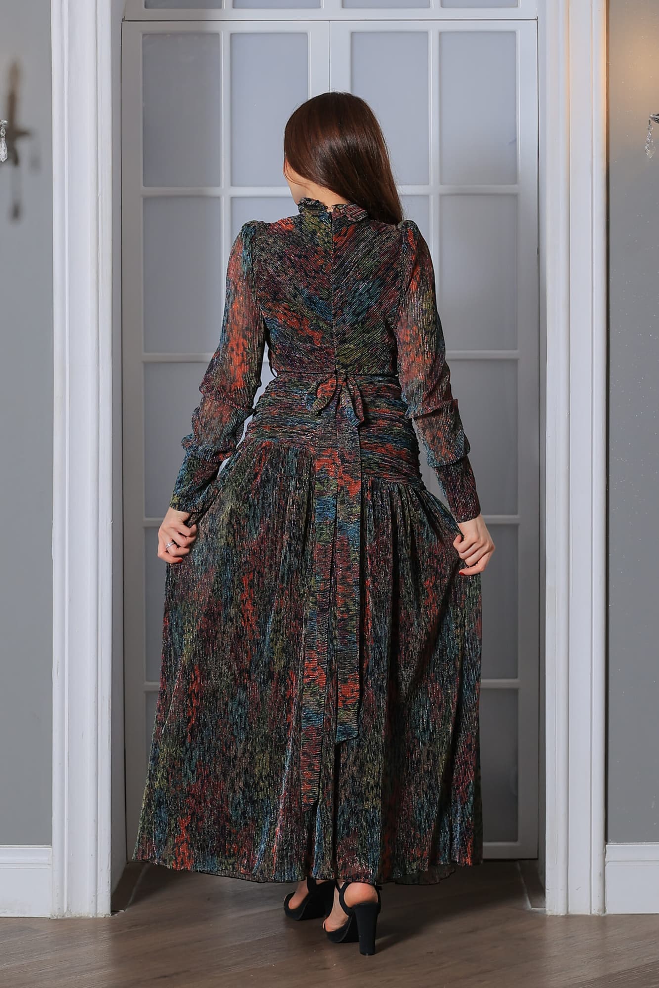 فستان طويل أنيق مصنوع من قماش لامع