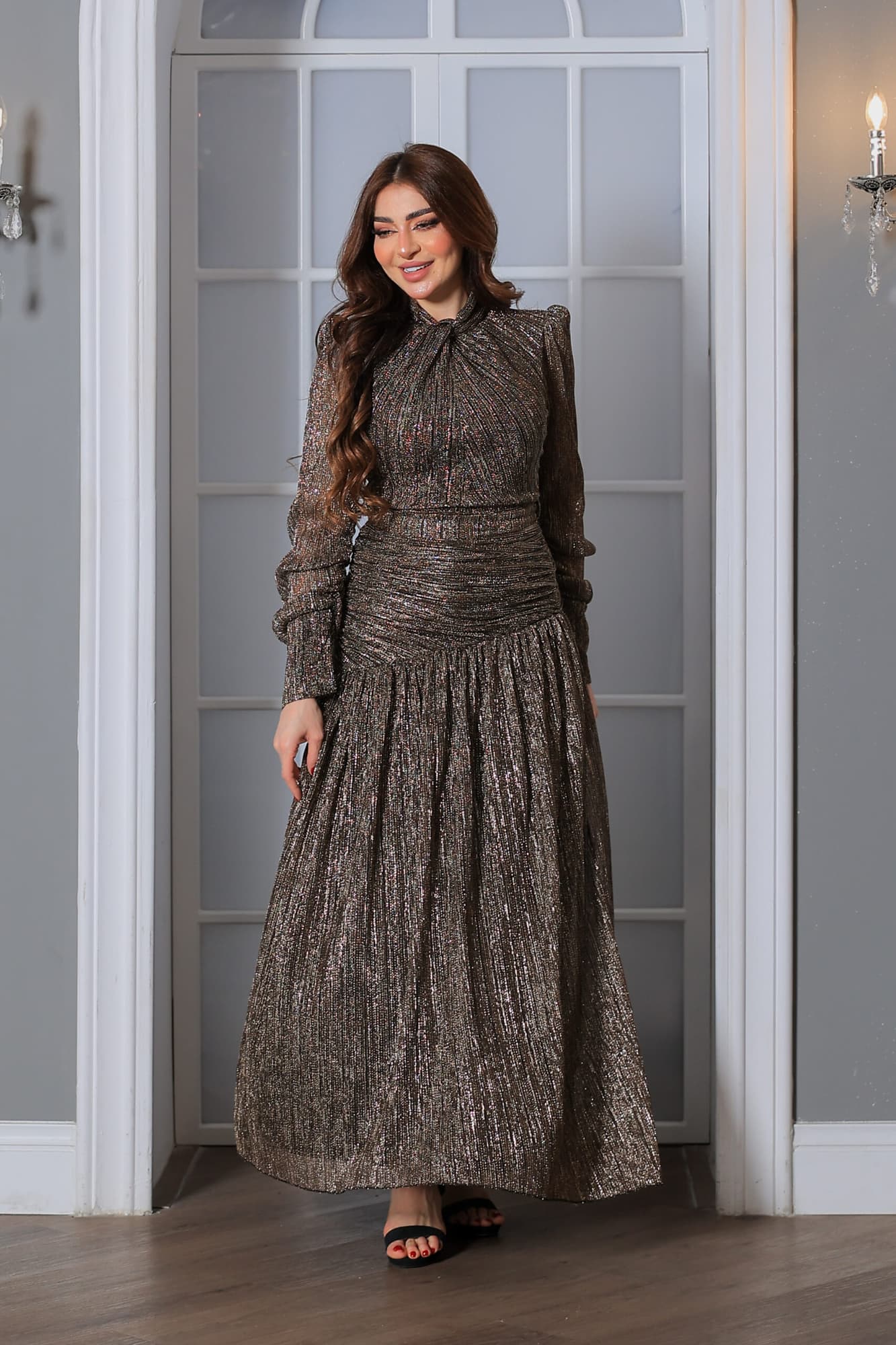 فستان طويل أنيق مصنوع من قماش لامع