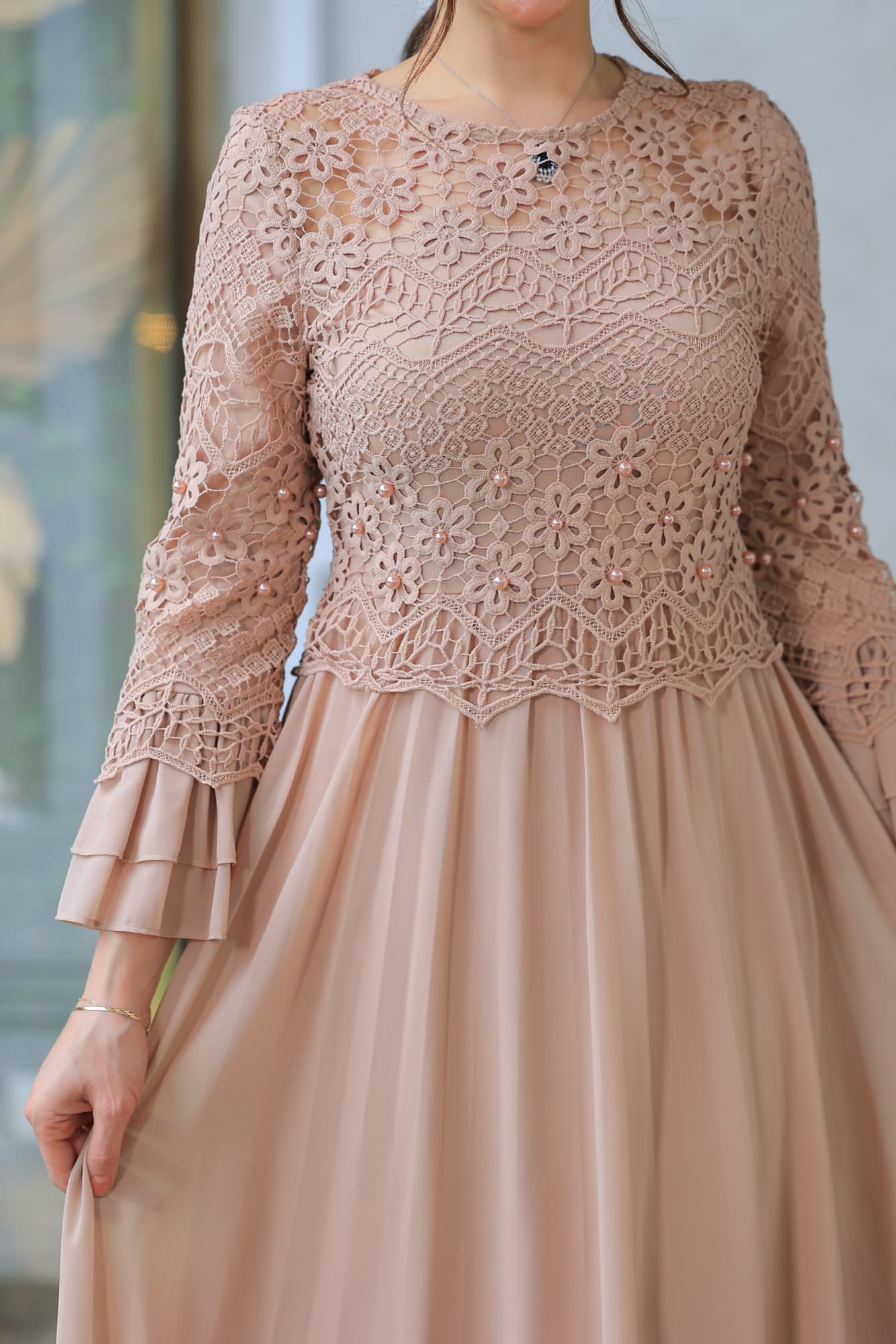 فستان كلوش بتصميم دانتيل خربزي