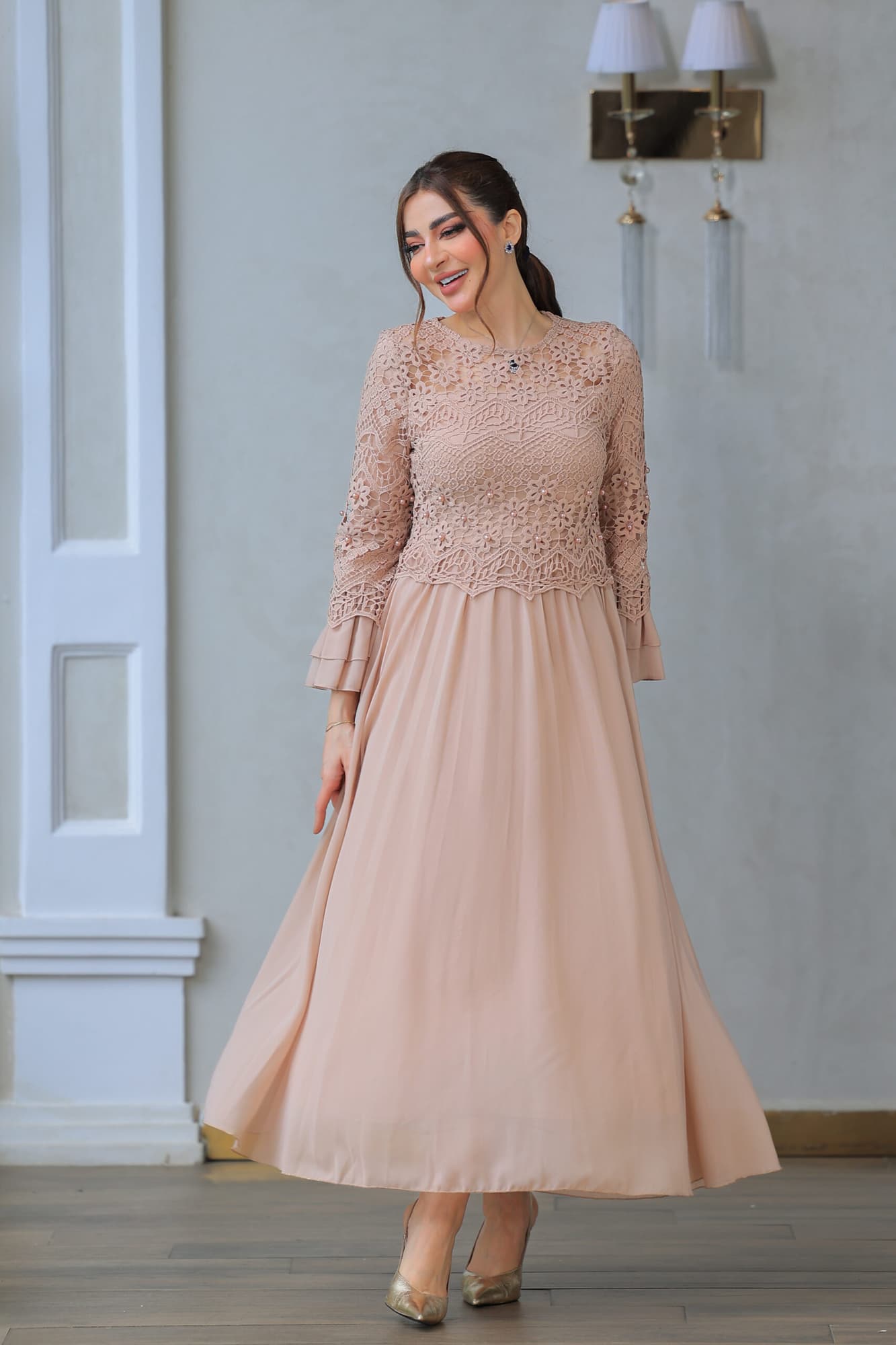 فستان كلوش بتصميم دانتيل