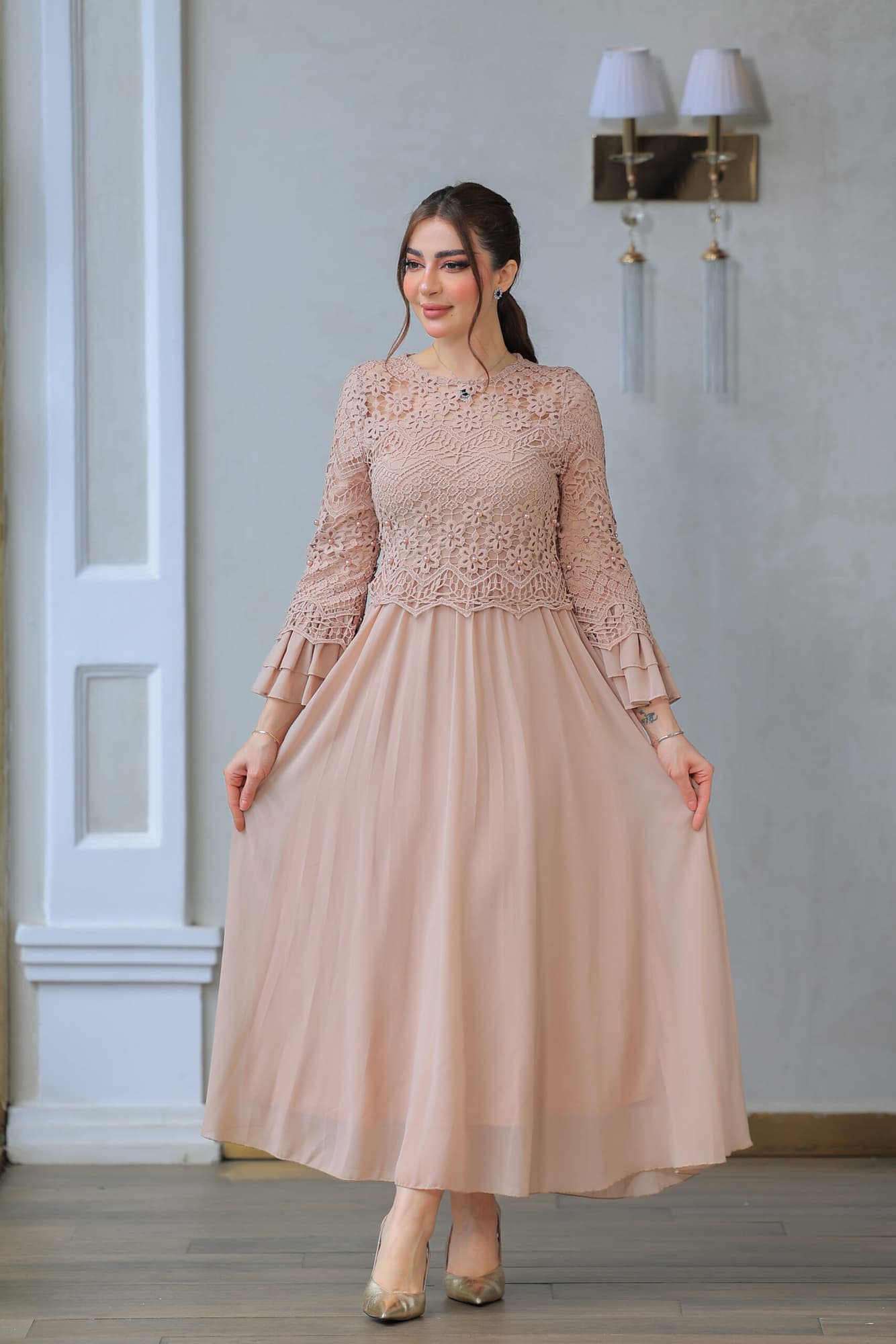 فستان كلوش بتصميم دانتيل