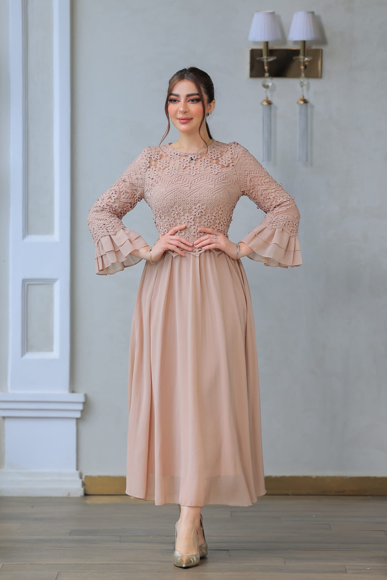 فستان كلوش بتصميم دانتيل