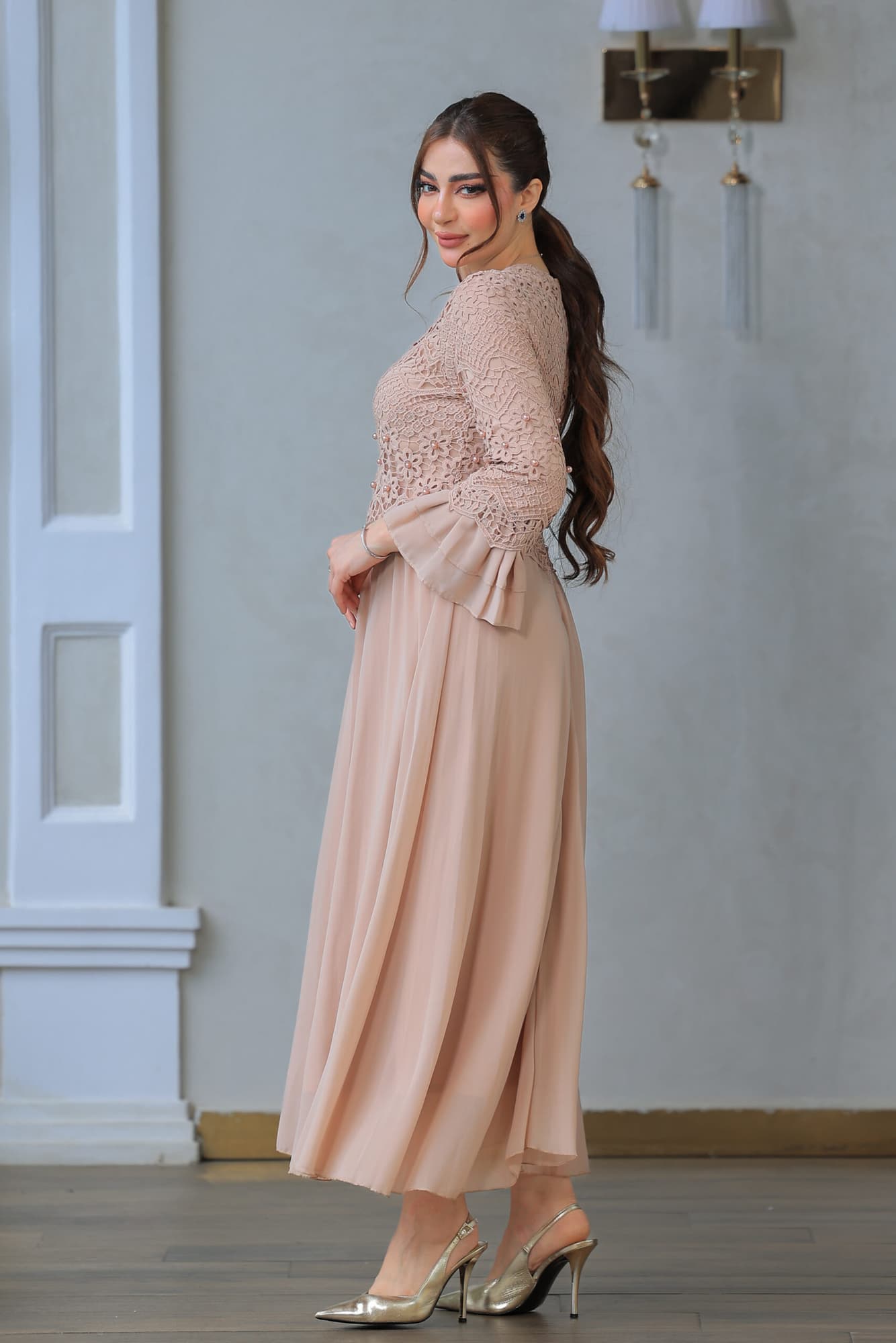 فستان كلوش بتصميم دانتيل