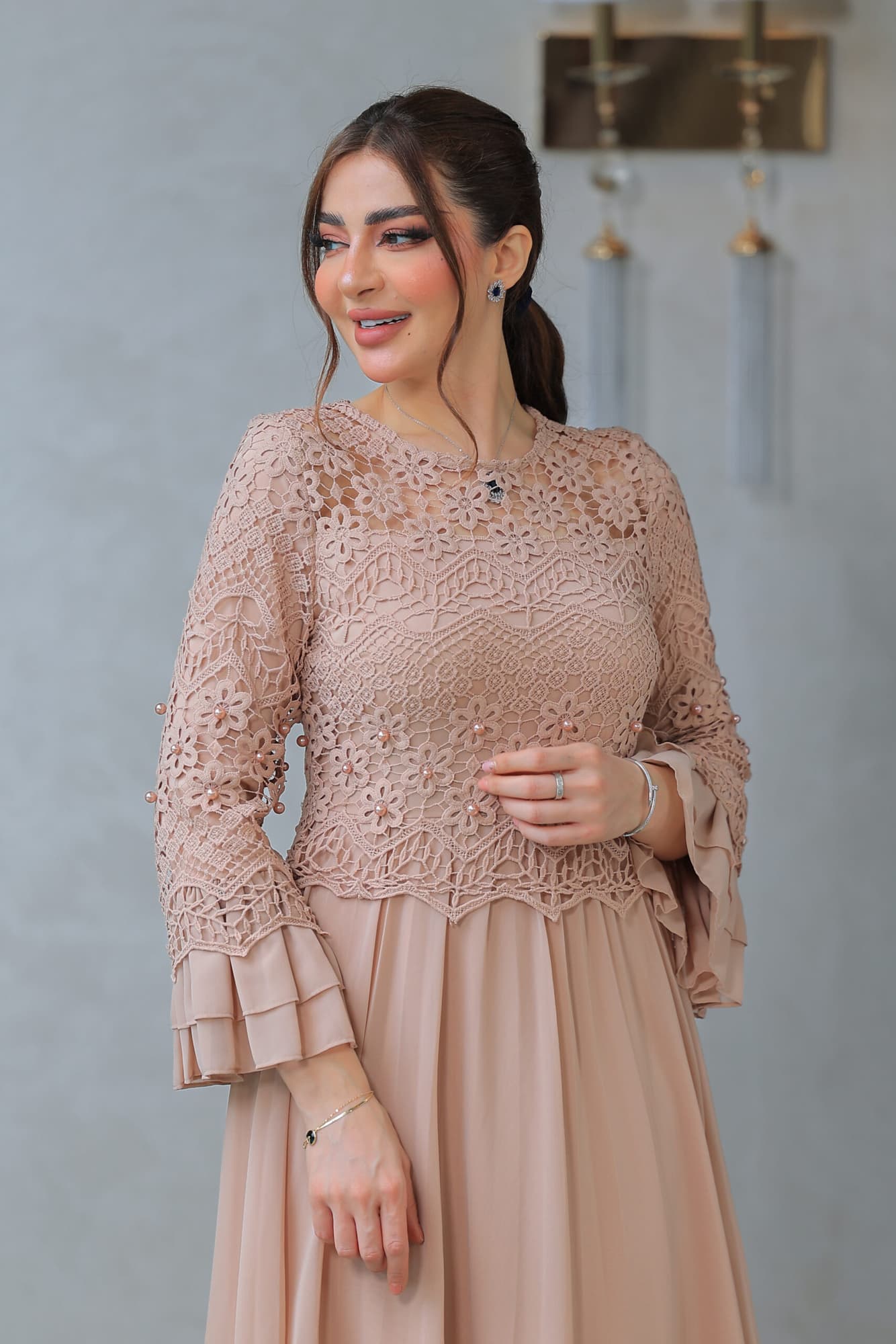 فستان كلوش بتصميم دانتيل