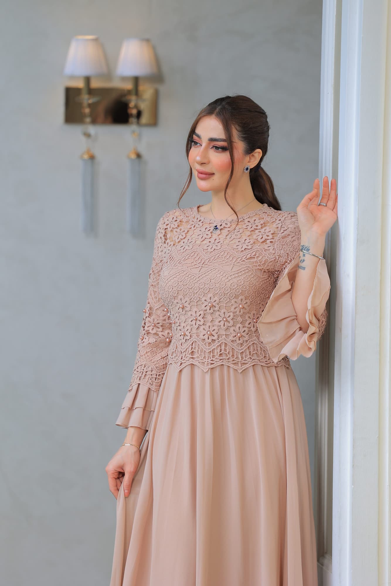 فستان كلوش بتصميم دانتيل