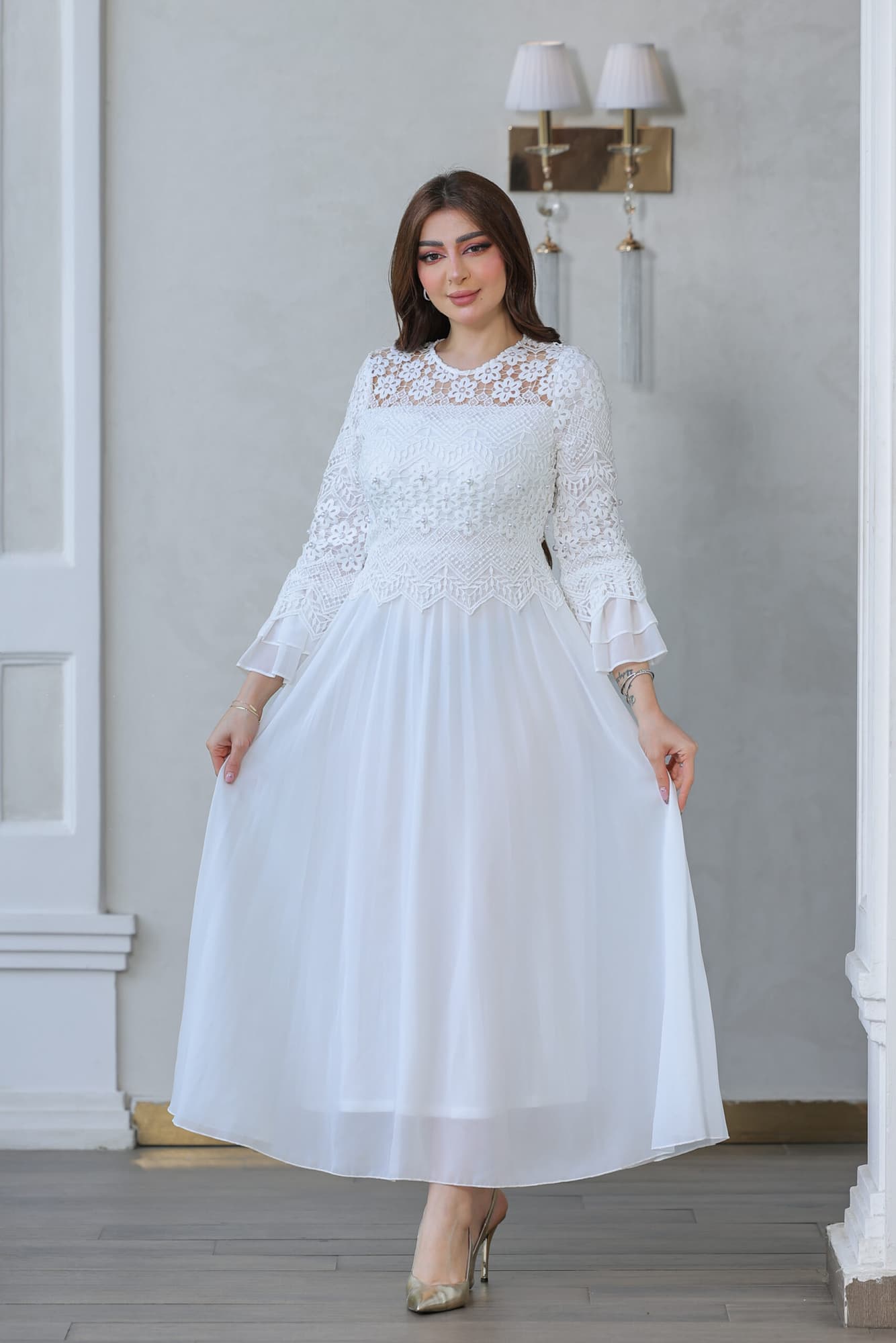 فستان كلوش بتصميم دانتيل