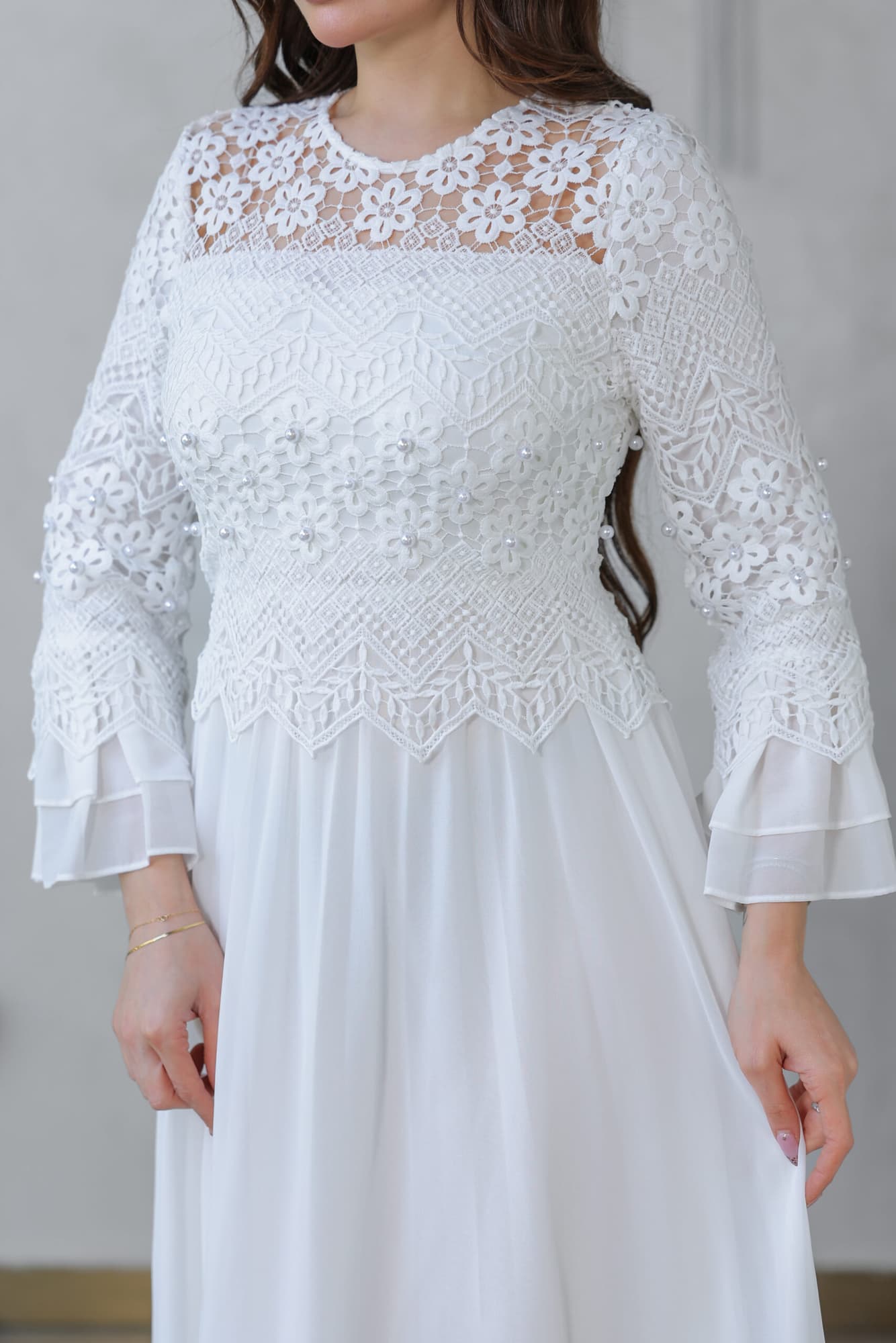 فستان كلوش بتصميم دانتيل