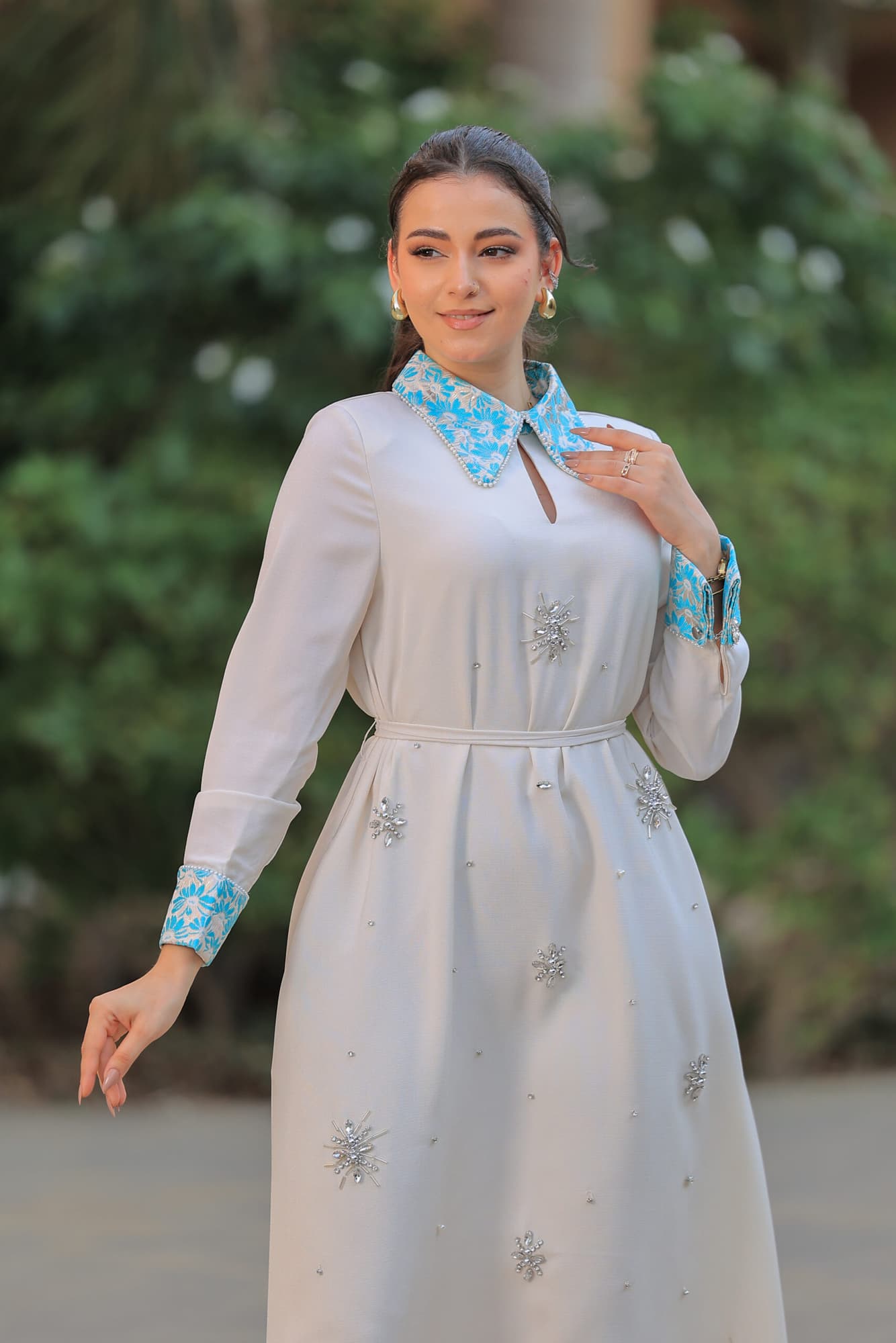 جلابيه بياقة مزخرفه وفتحه صدر بسيطه