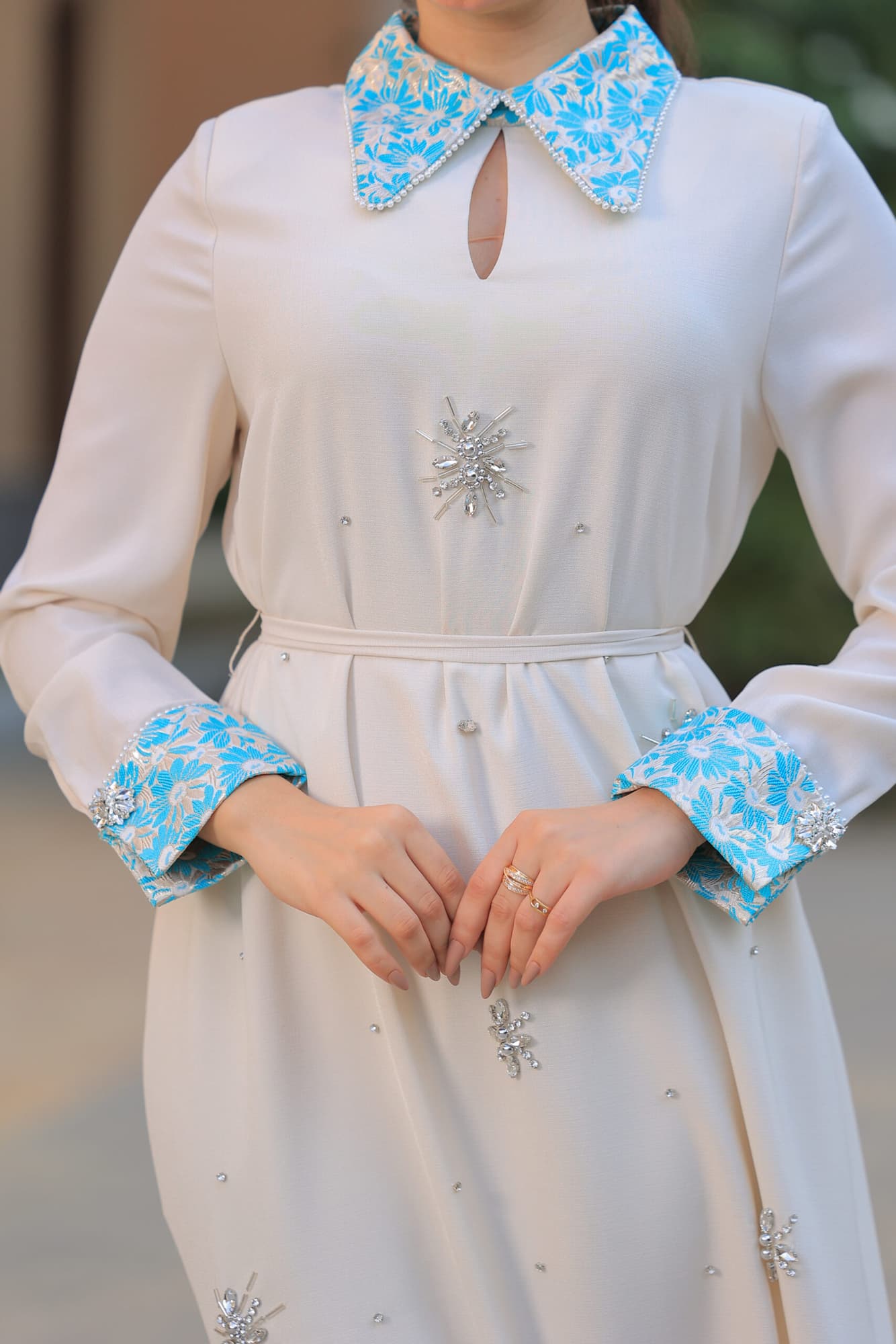 جلابيه بياقة مزخرفه وفتحه صدر بسيطه