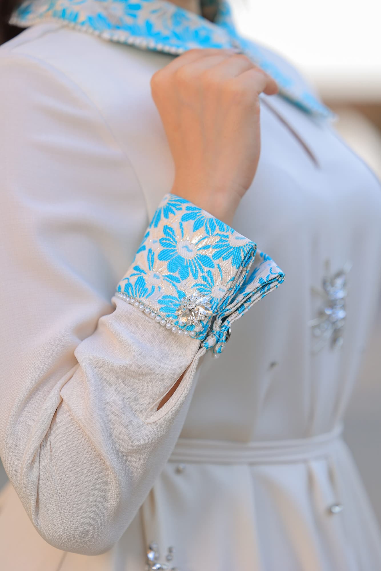 جلابيه بياقة مزخرفه وفتحه صدر بسيطه