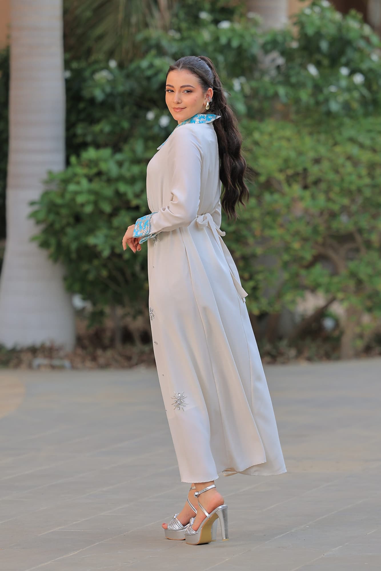 جلابيه بياقة مزخرفه وفتحه صدر بسيطه