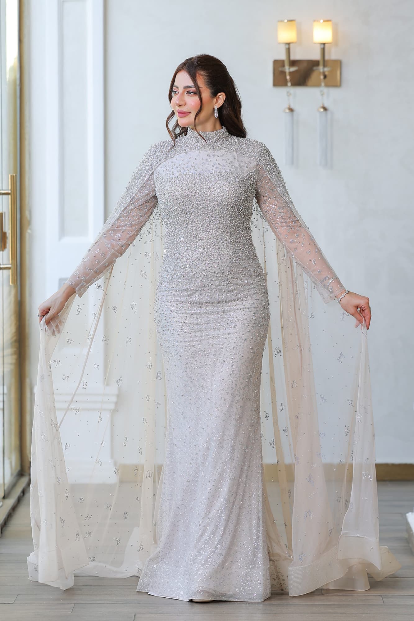 فستان خناقي بتطريز كامل واكمام كيب منسدله