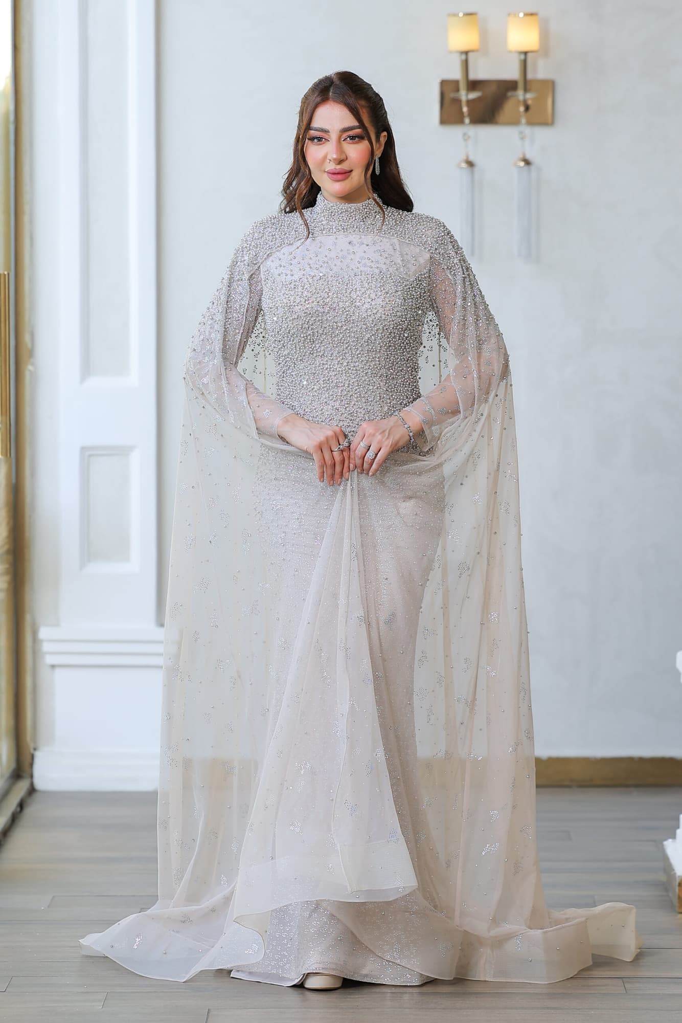 فستان خناقي بتطريز كامل واكمام كيب منسدله