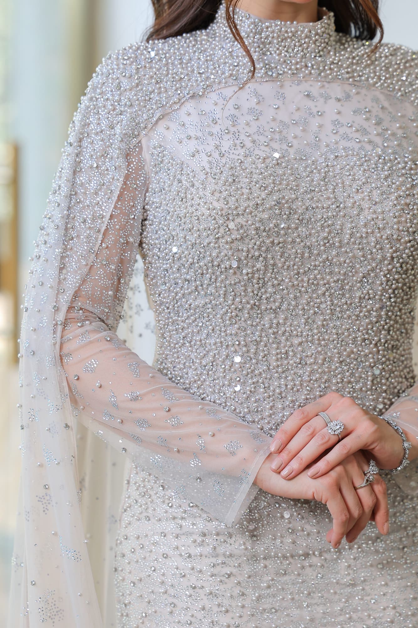 فستان خناقي بتطريز كامل واكمام كيب منسدله