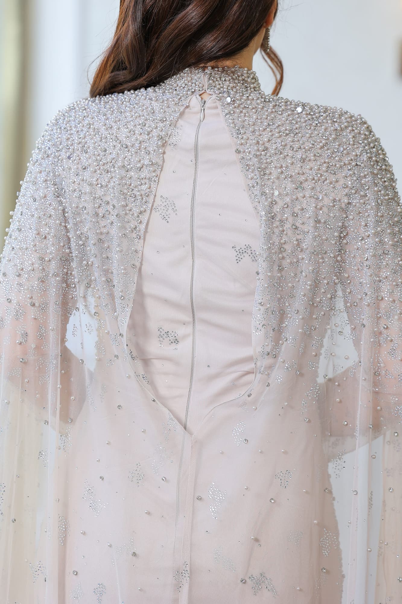 فستان خناقي بتطريز كامل واكمام كيب منسدله