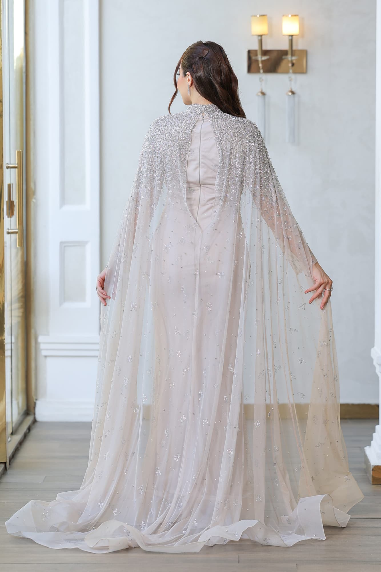 فستان خناقي بتطريز كامل واكمام كيب منسدله