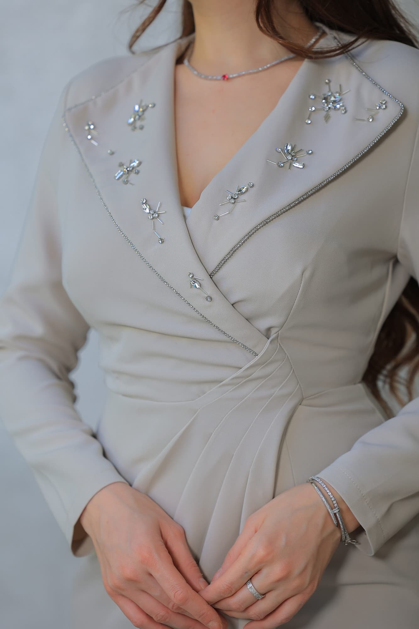 فستان أنيق مع ياقة عريضة مُزينة بتطريز ناعم بيج فاتح