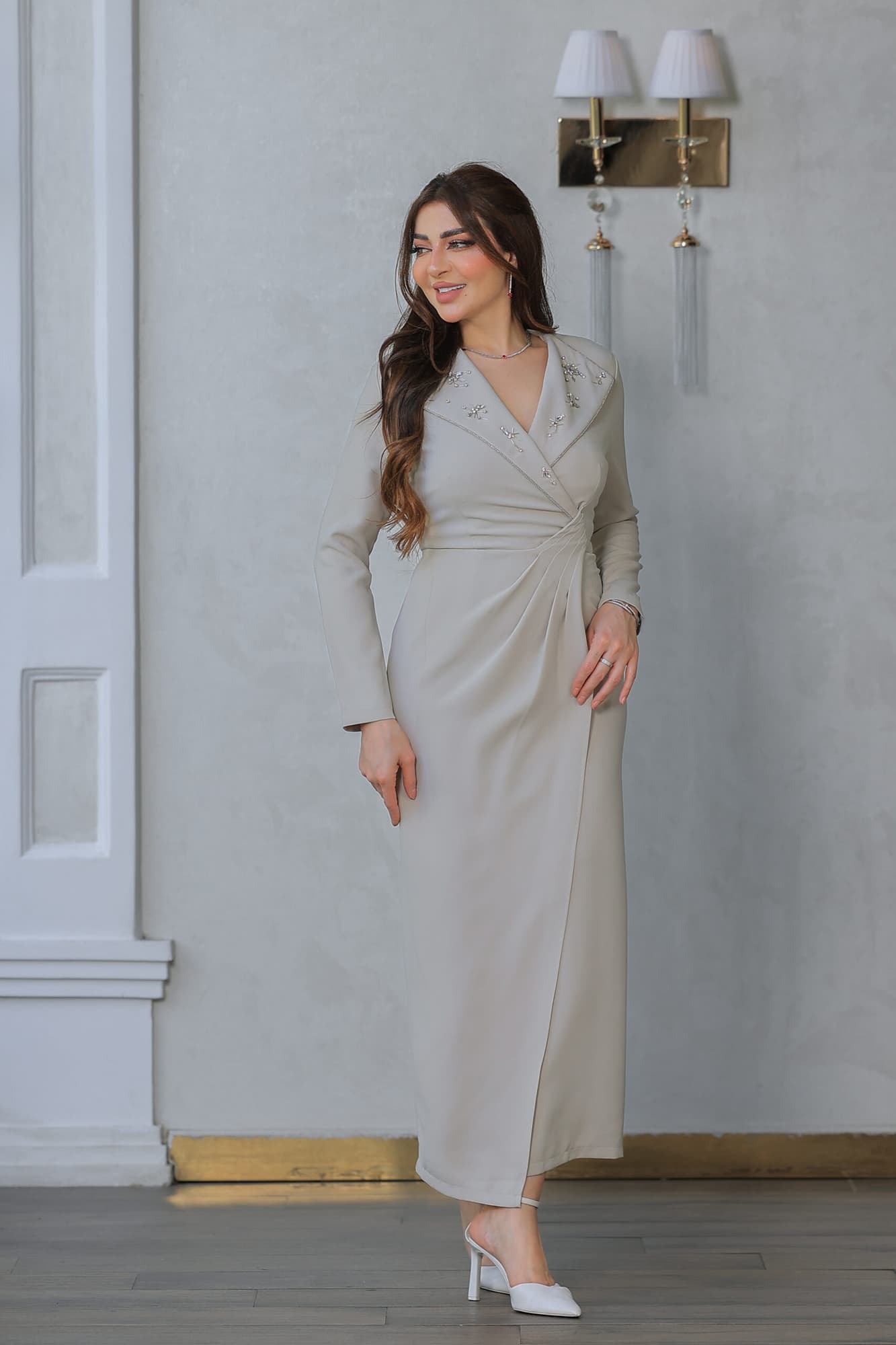 فستان أنيق مع ياقة عريضة مُزينة بتطريز ناعم