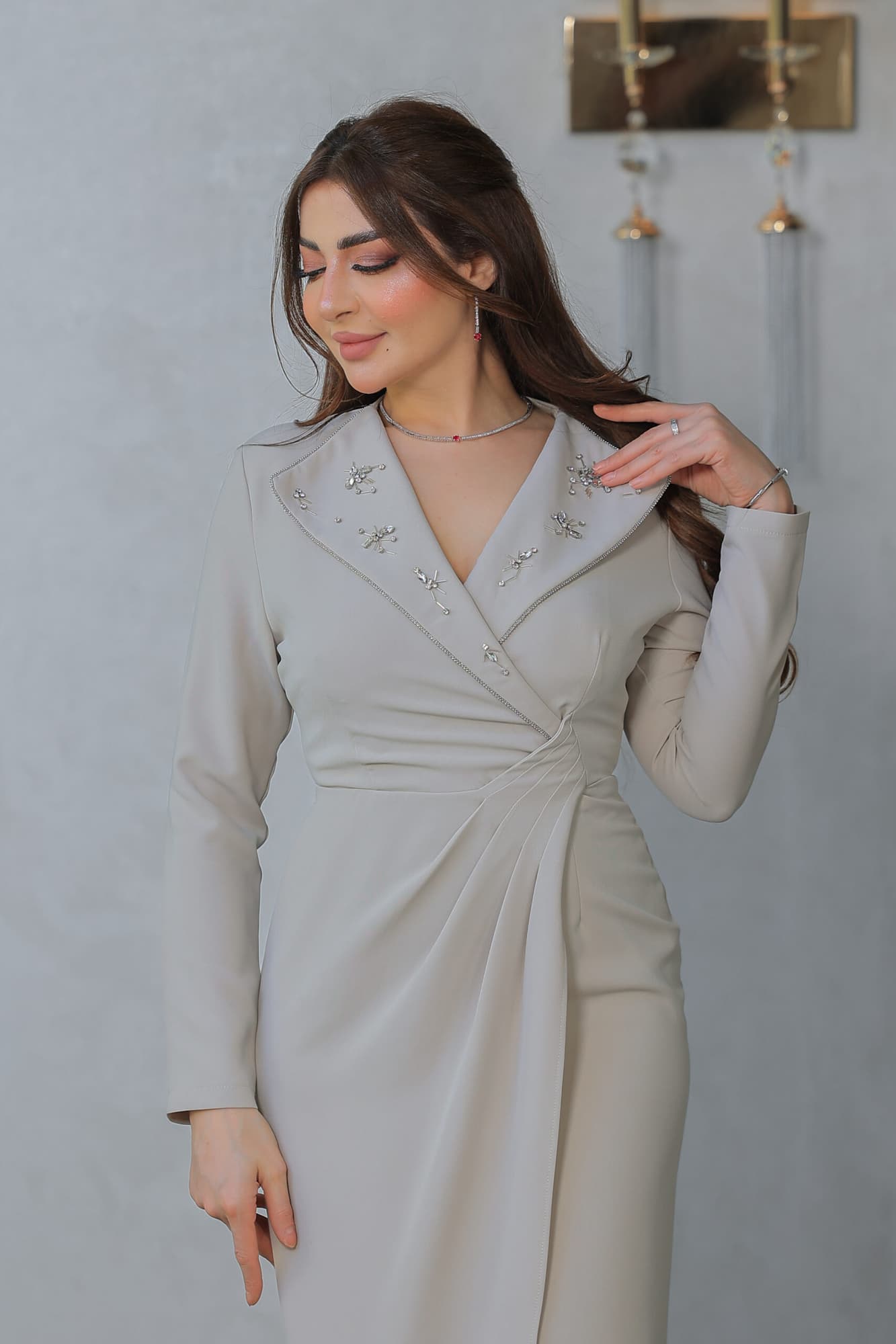 فستان أنيق مع ياقة عريضة مُزينة بتطريز ناعم