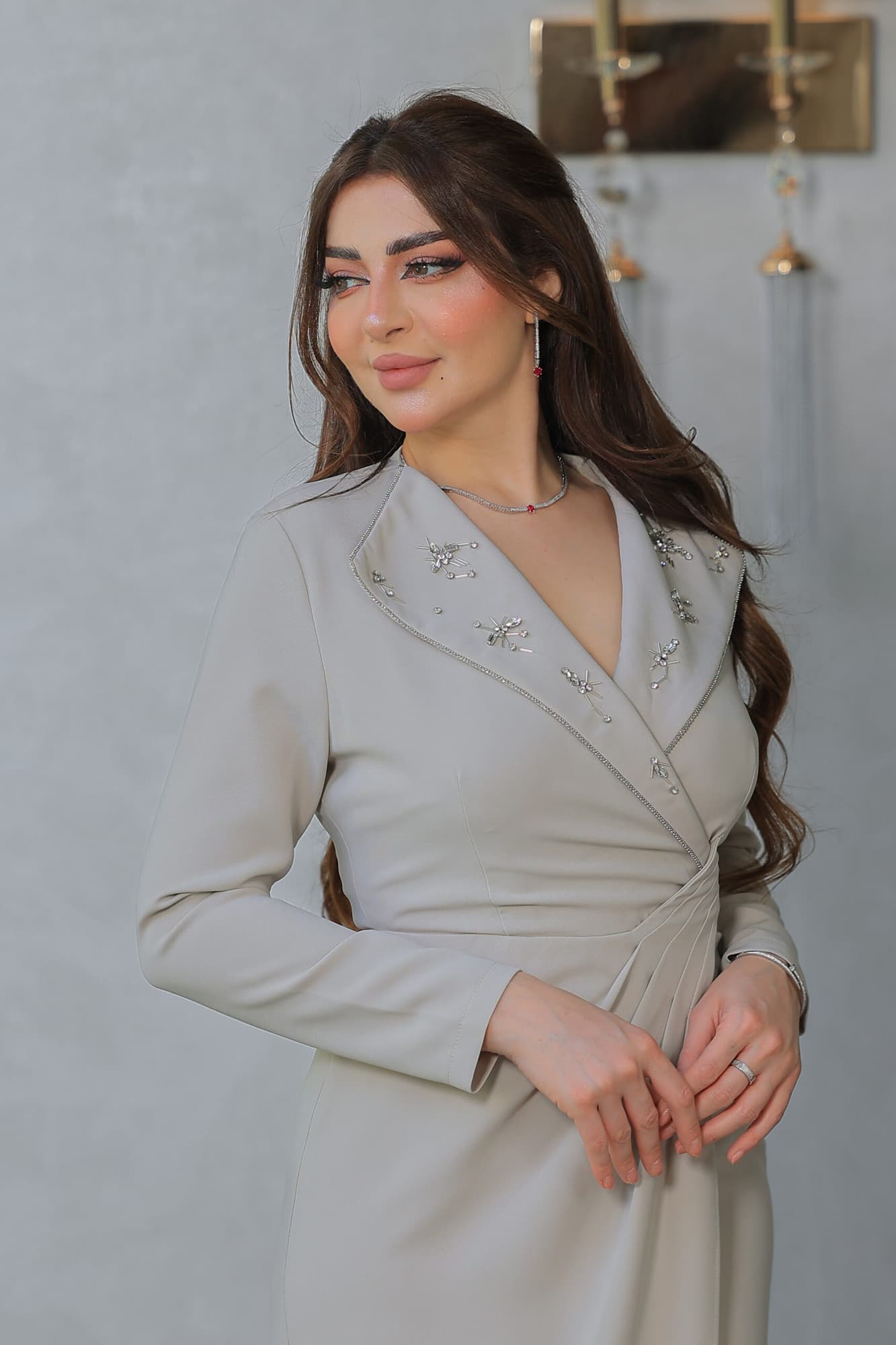 فستان أنيق مع ياقة عريضة مُزينة بتطريز ناعم